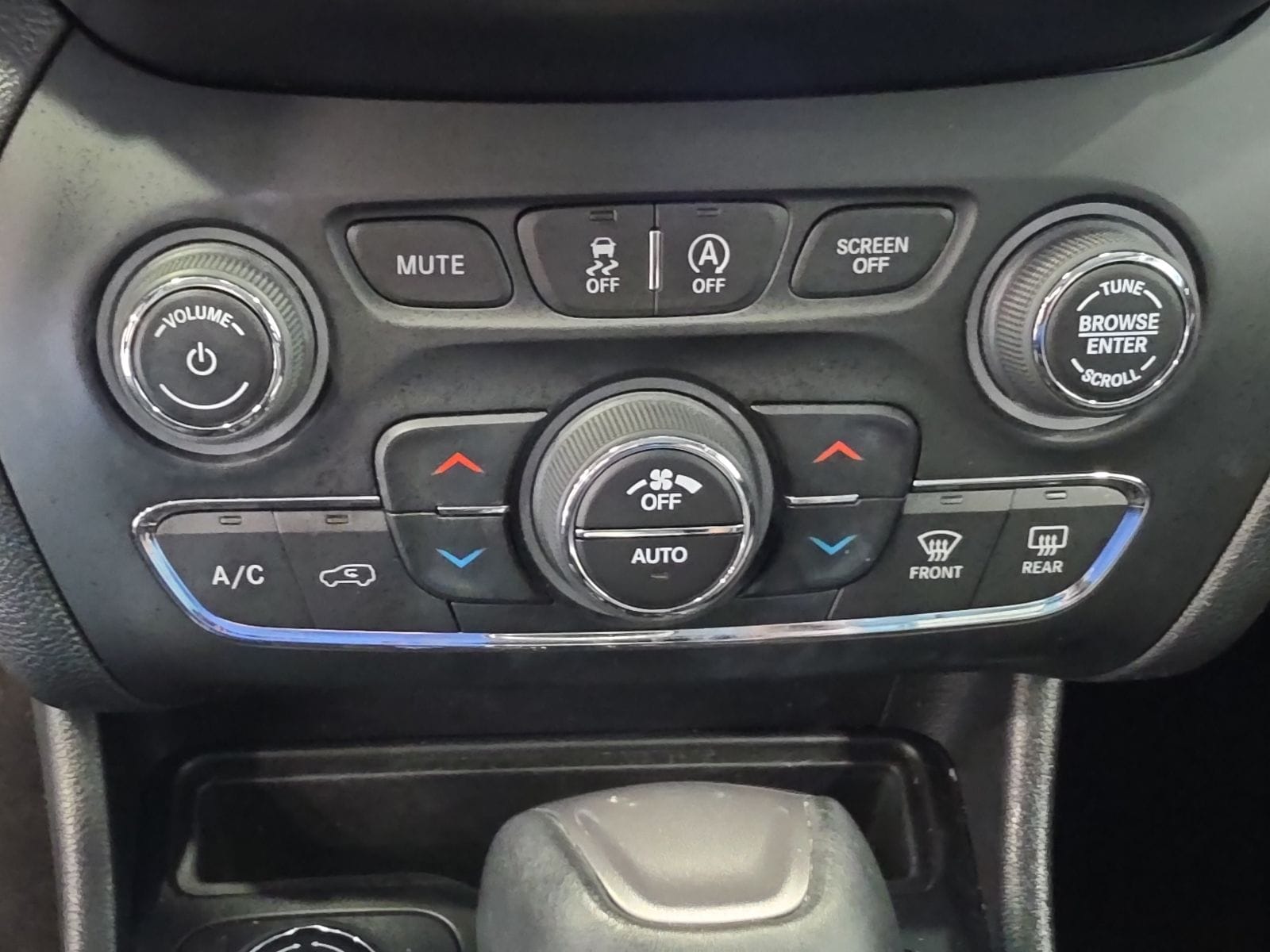 Thumbnail: 2020 Jeep Cherokee - 22