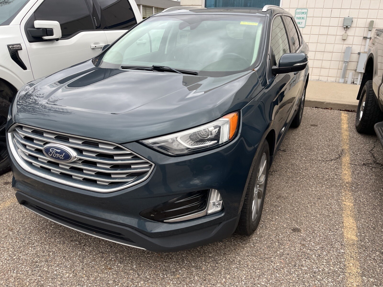 2019 Ford Edge Titanium photo 2