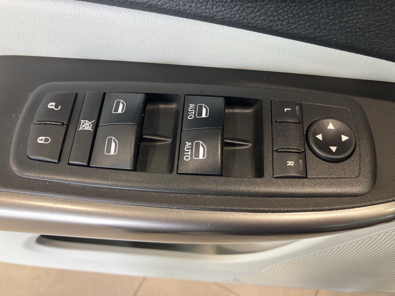 Thumbnail: 2019 Jeep Cherokee - 12