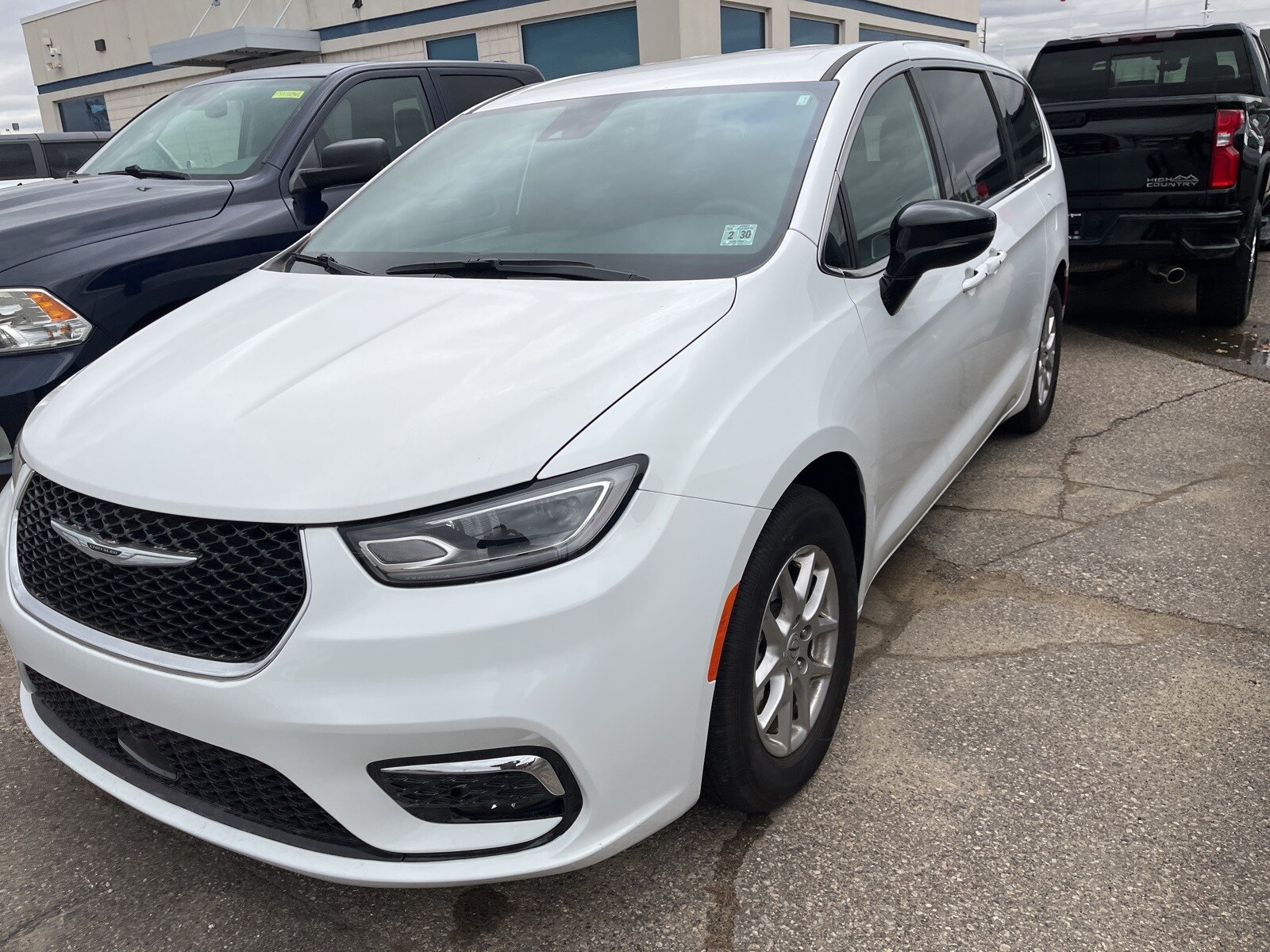 2025 Chrysler Pacifica photo 4