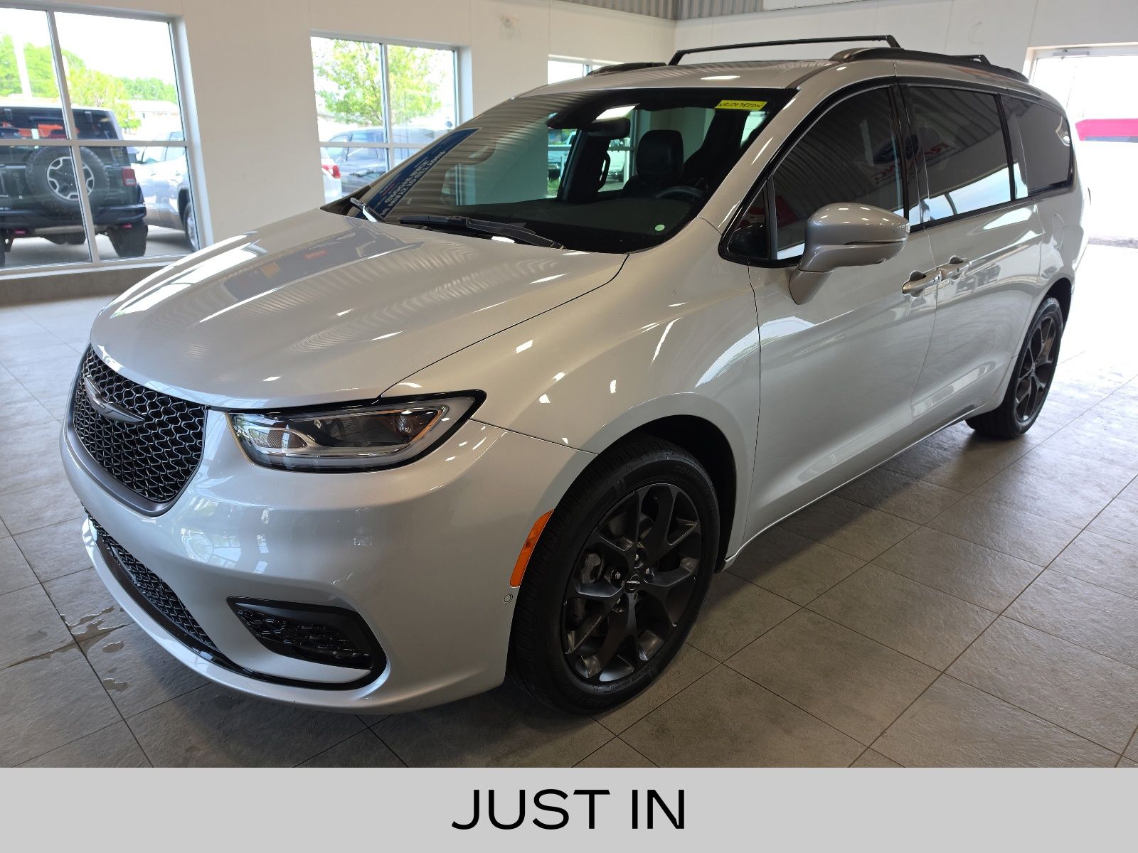 2022 Chrysler Pacifica Limited's photo