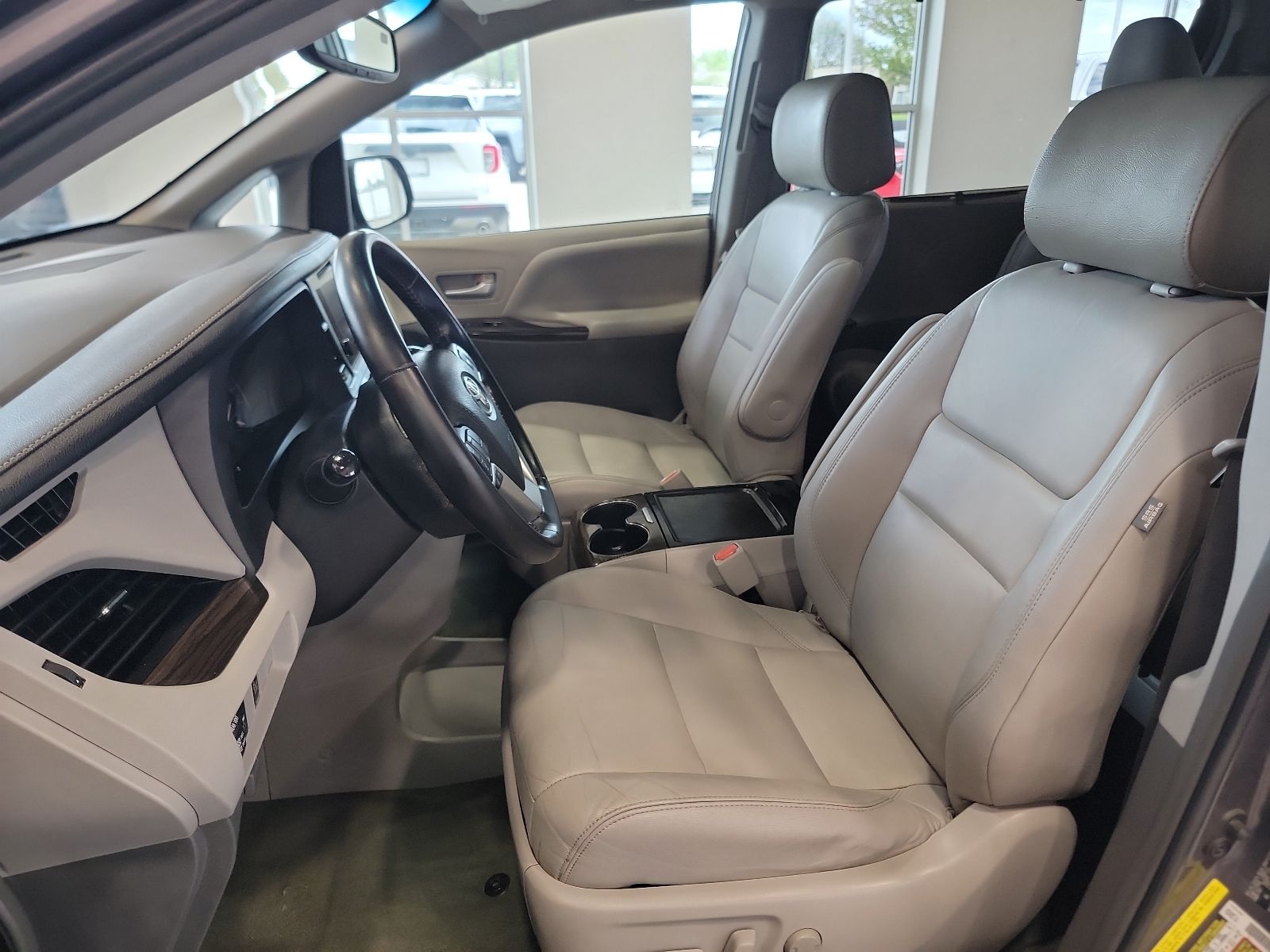 Thumbnail: 2016 Toyota Sienna - 15
