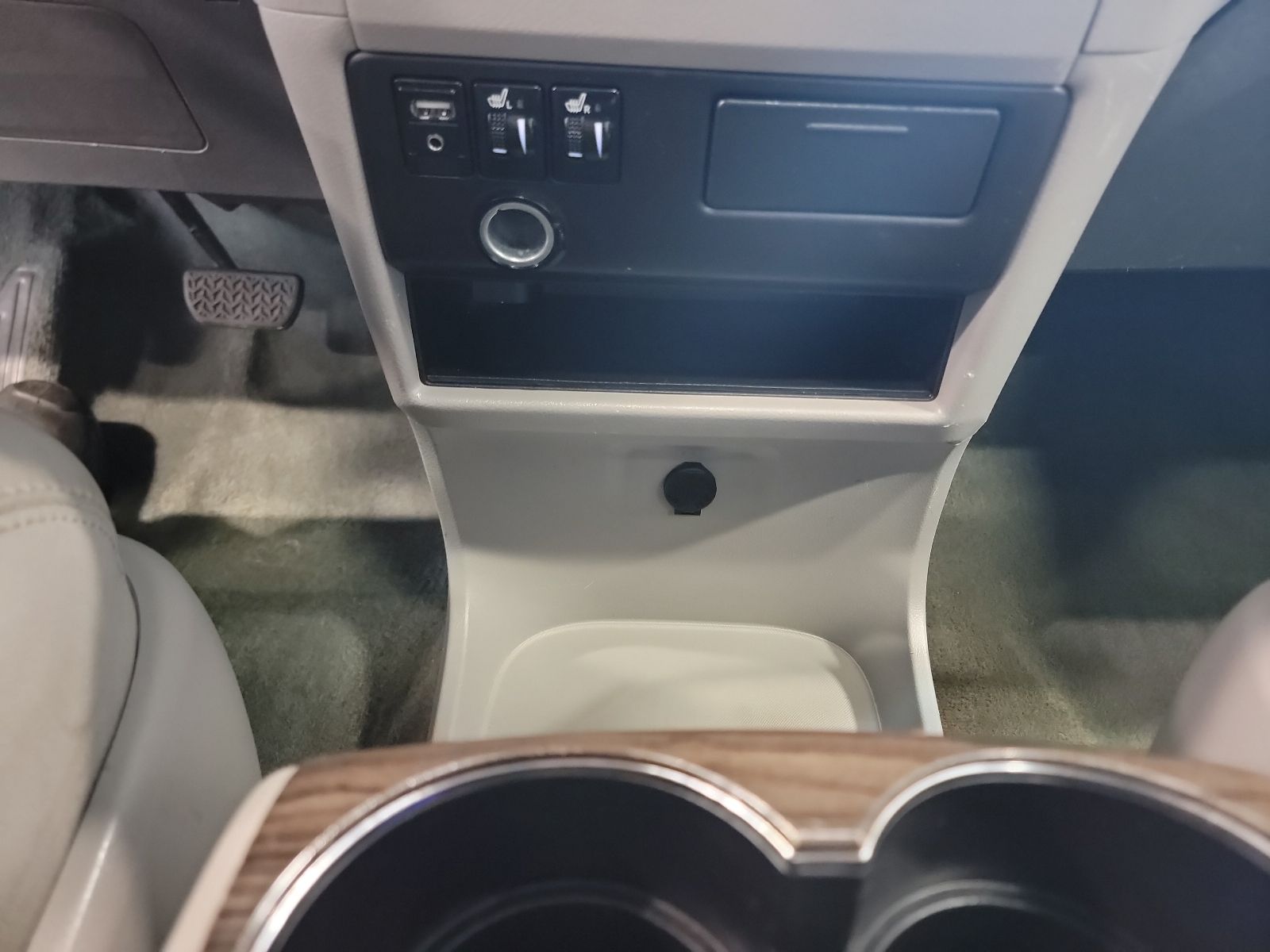 Thumbnail: 2016 Toyota Sienna - 22
