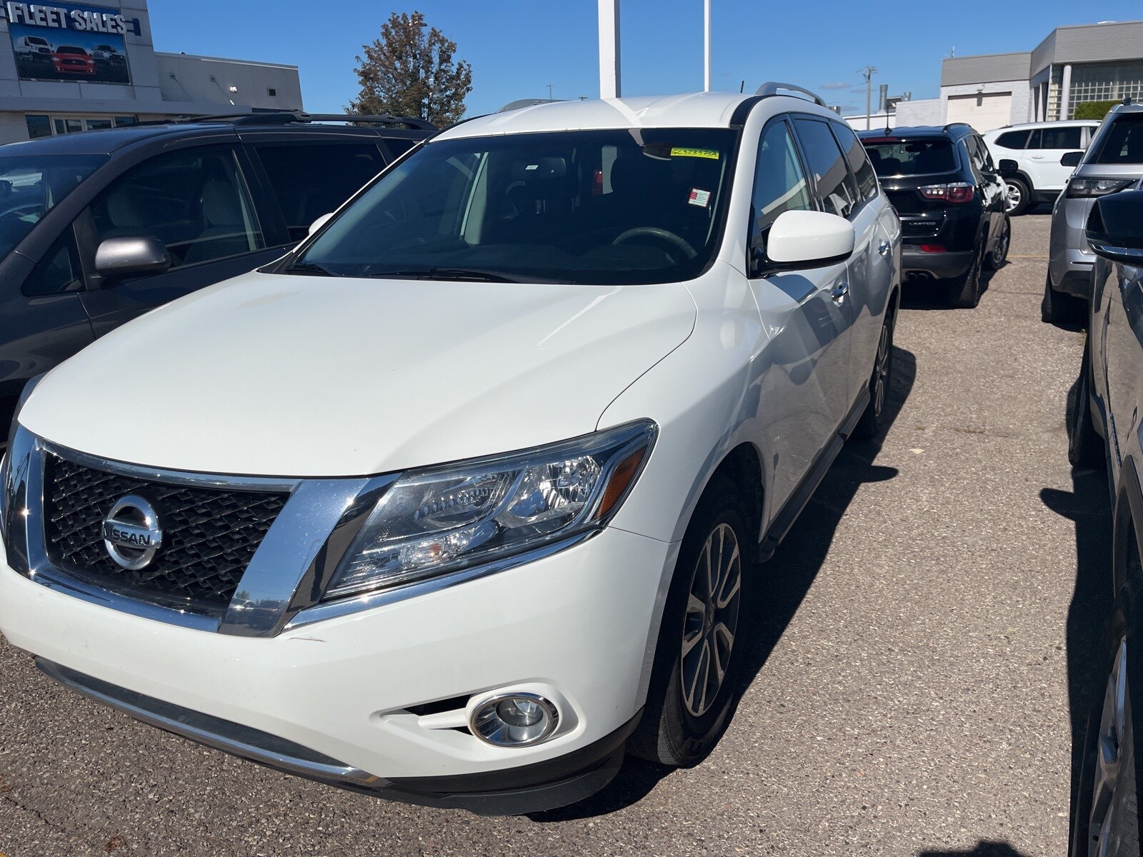 2016 Nissan Pathfinder SV photo 2