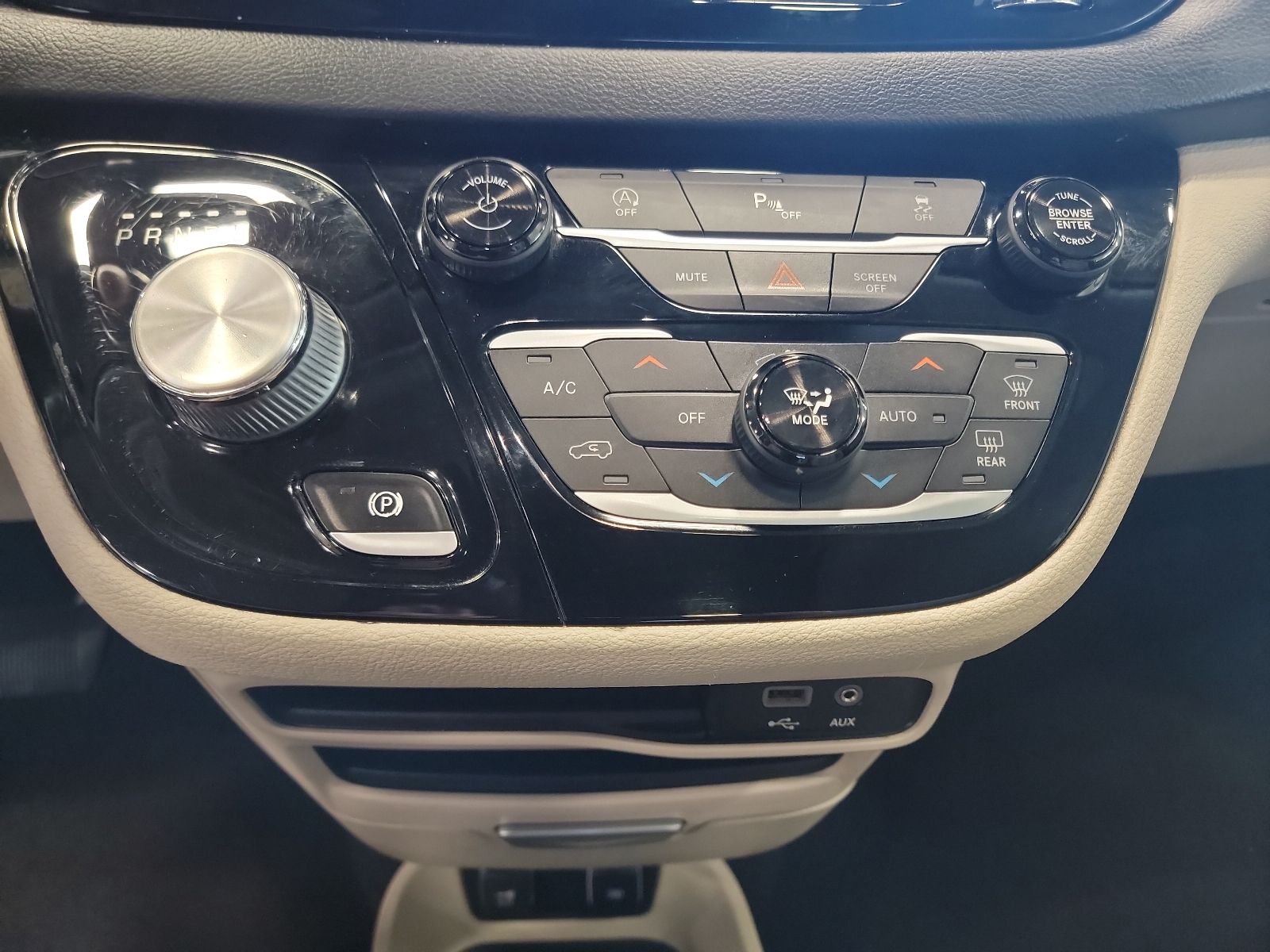 Thumbnail: 2020 Chrysler Pacifica - 24