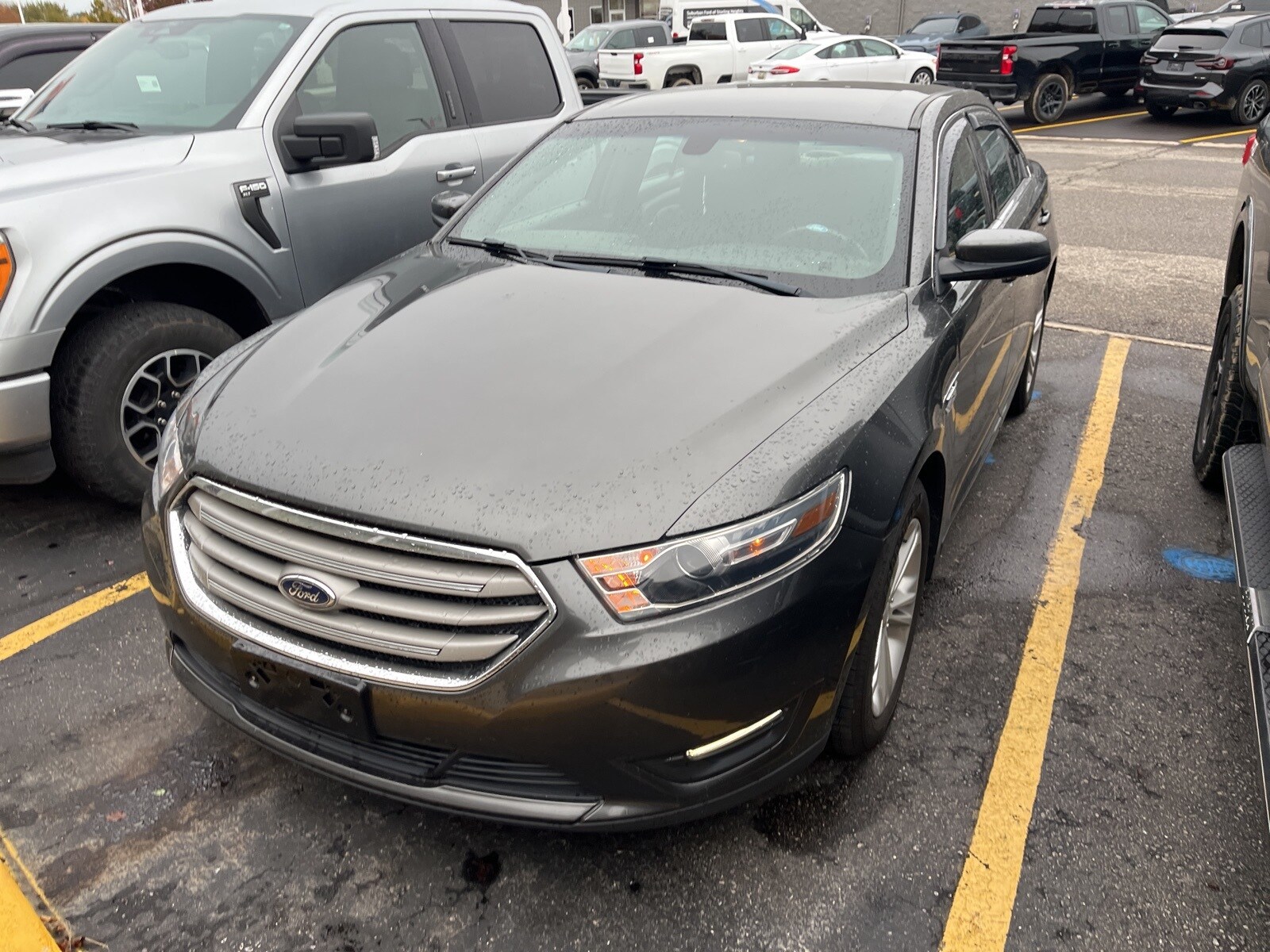 2017 Ford Taurus SEL photo 2