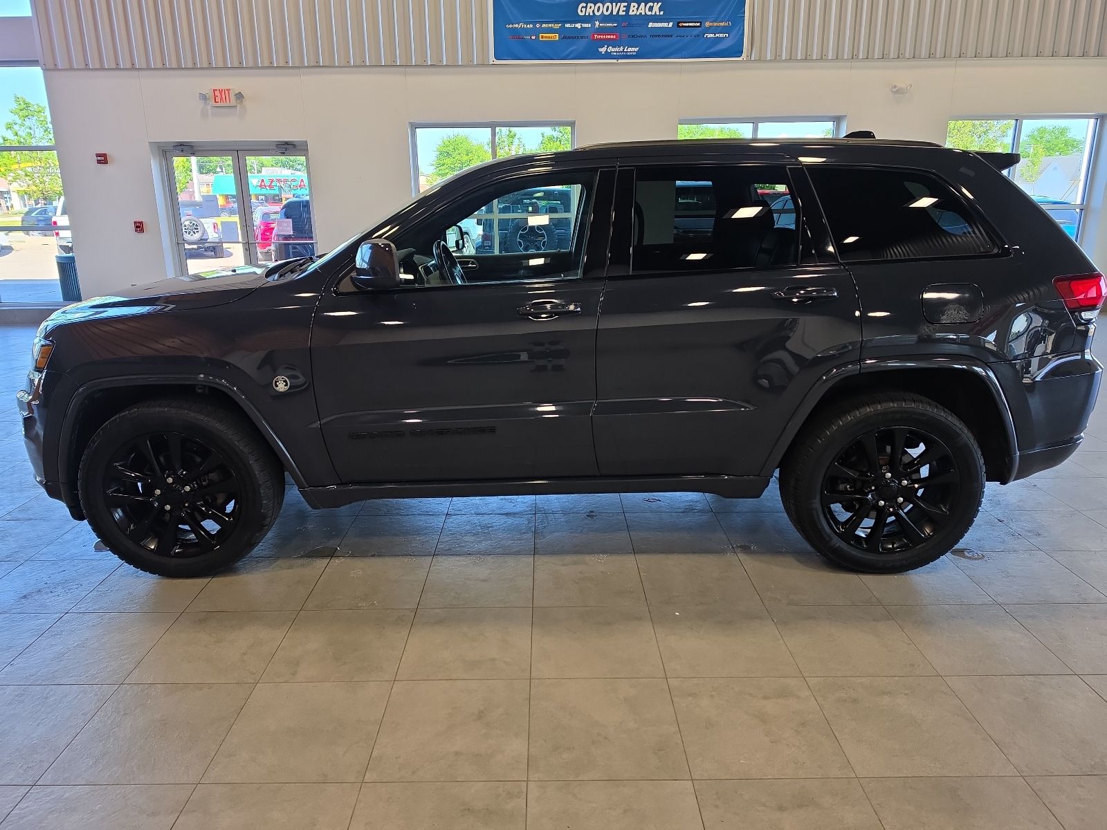 Thumbnail: 2018 Jeep Grand Cherokee - 12