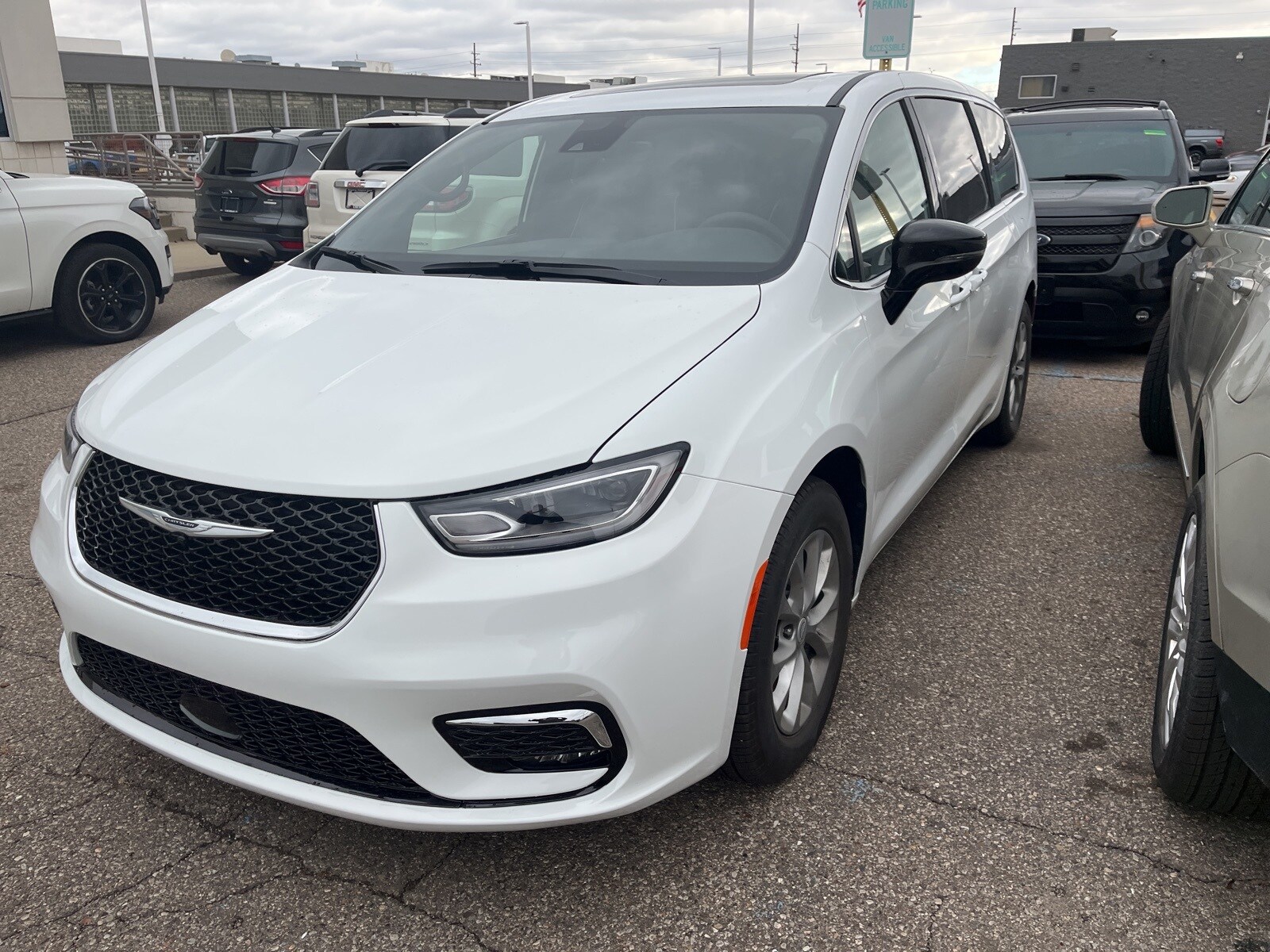 2026 Chrysler Pacifica Limited photo 2