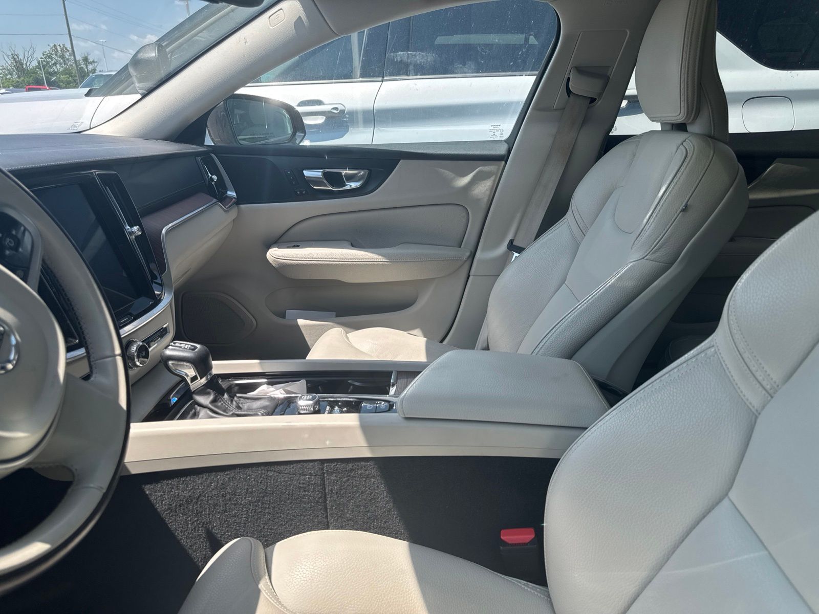 Thumbnail: 2020 Volvo S60 - 32