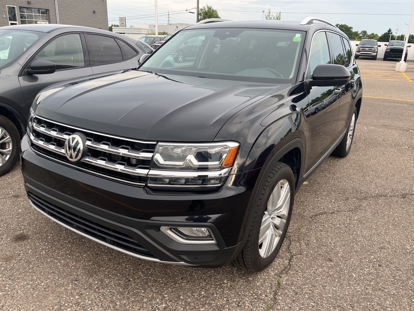 Used 2018 Volkswagen Atlas SEL Premium with VIN 1V2NR2CA4JC557424 for sale in Sterling Heights, MI