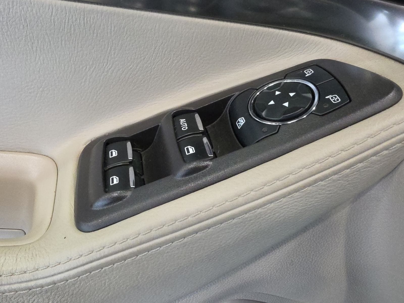 Thumbnail: 2015 Ford Explorer - 16