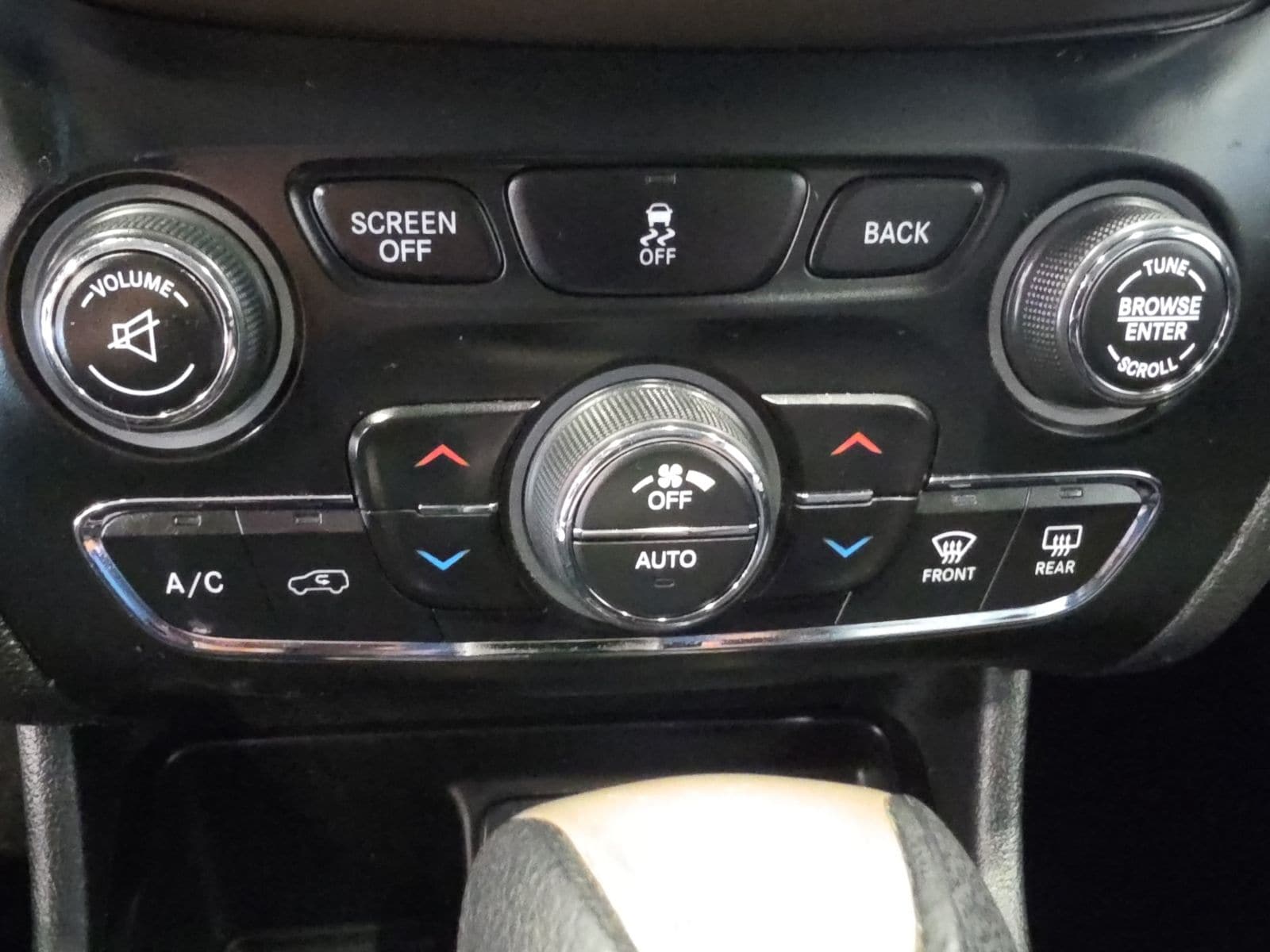 Thumbnail: 2014 Jeep Cherokee - 21