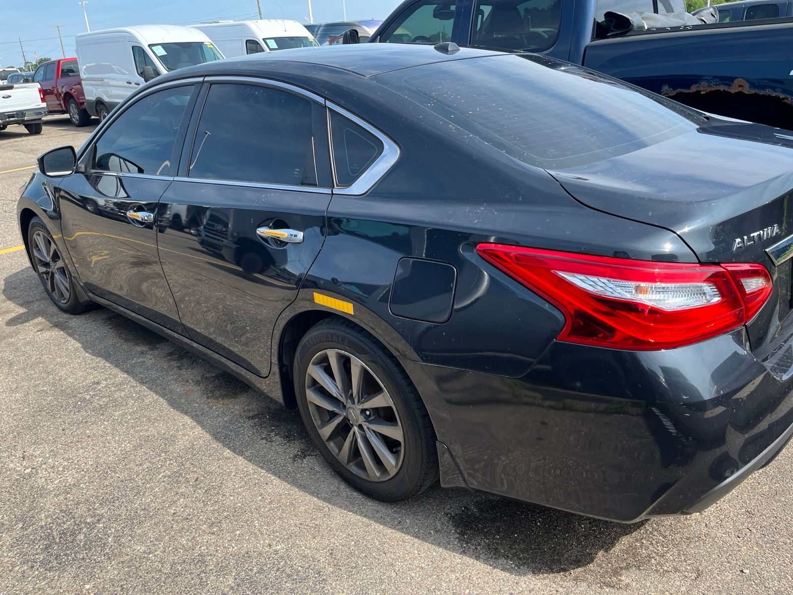 Thumbnail: 2017 Nissan Altima - 10