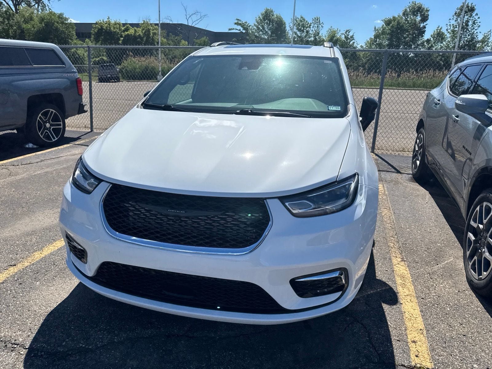 Thumbnail: 2025 Chrysler Pacifica - 3