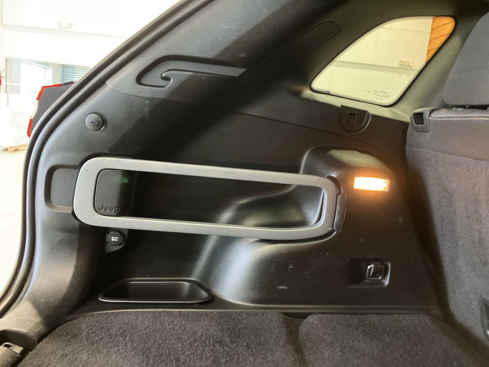 Thumbnail: 2017 Jeep Cherokee - 25