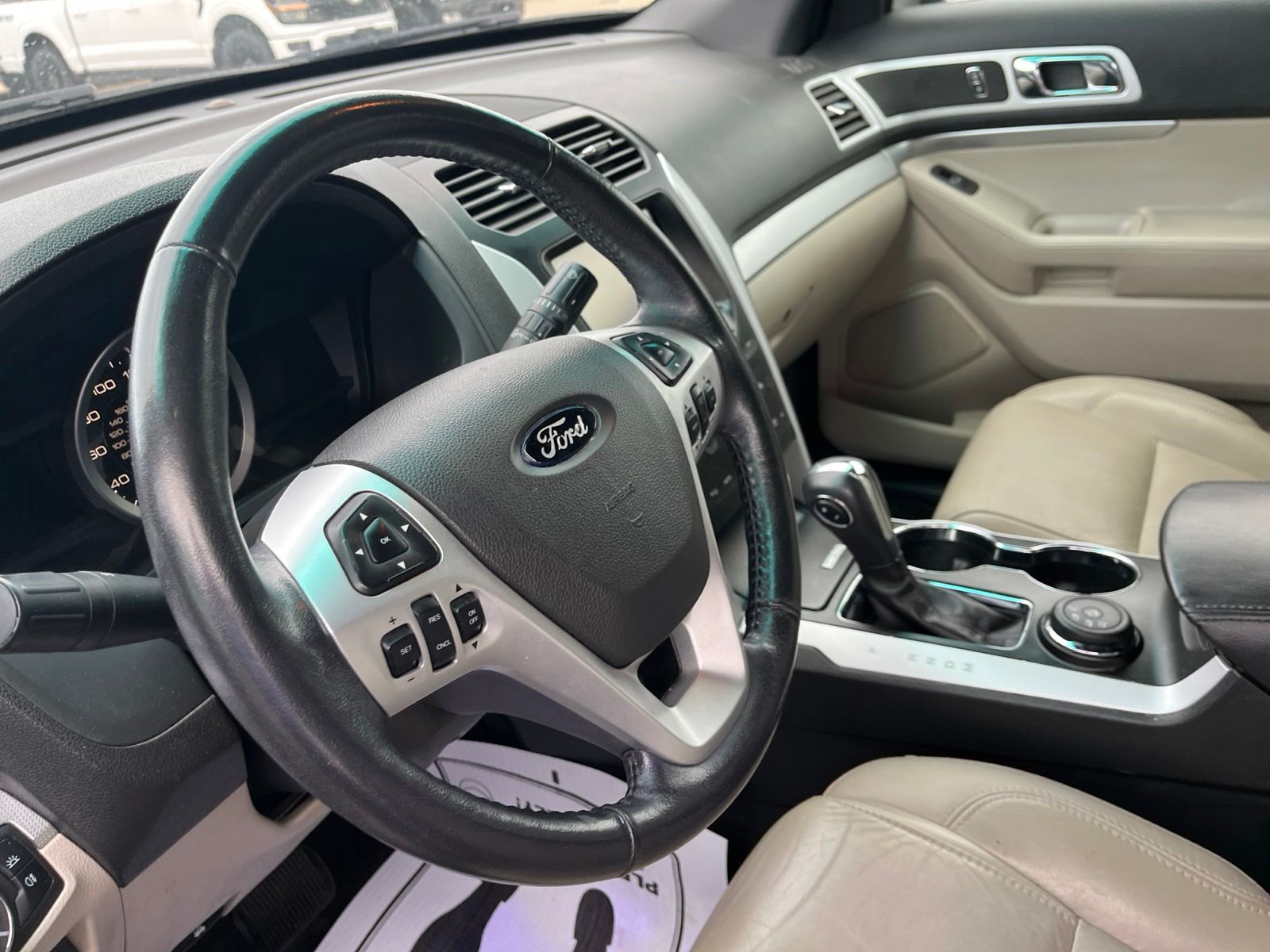 Thumbnail: 2015 Ford Explorer - 29