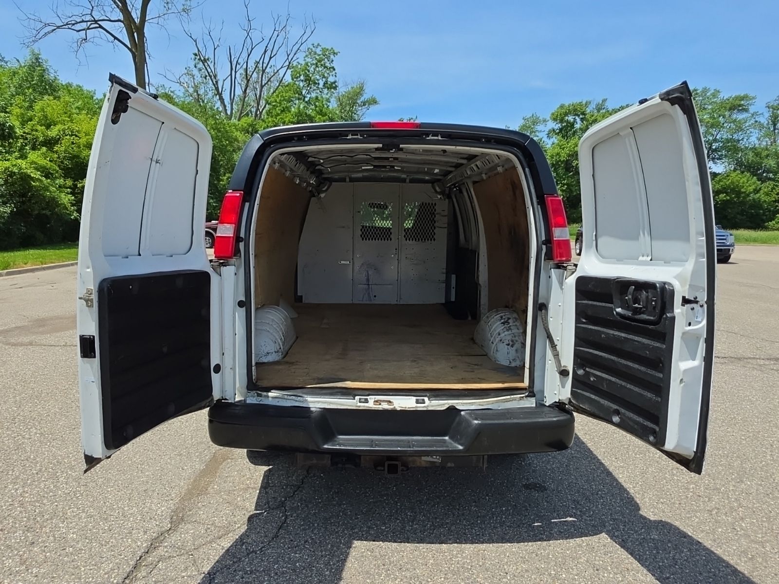 Thumbnail: 2017 GMC Savana - 32