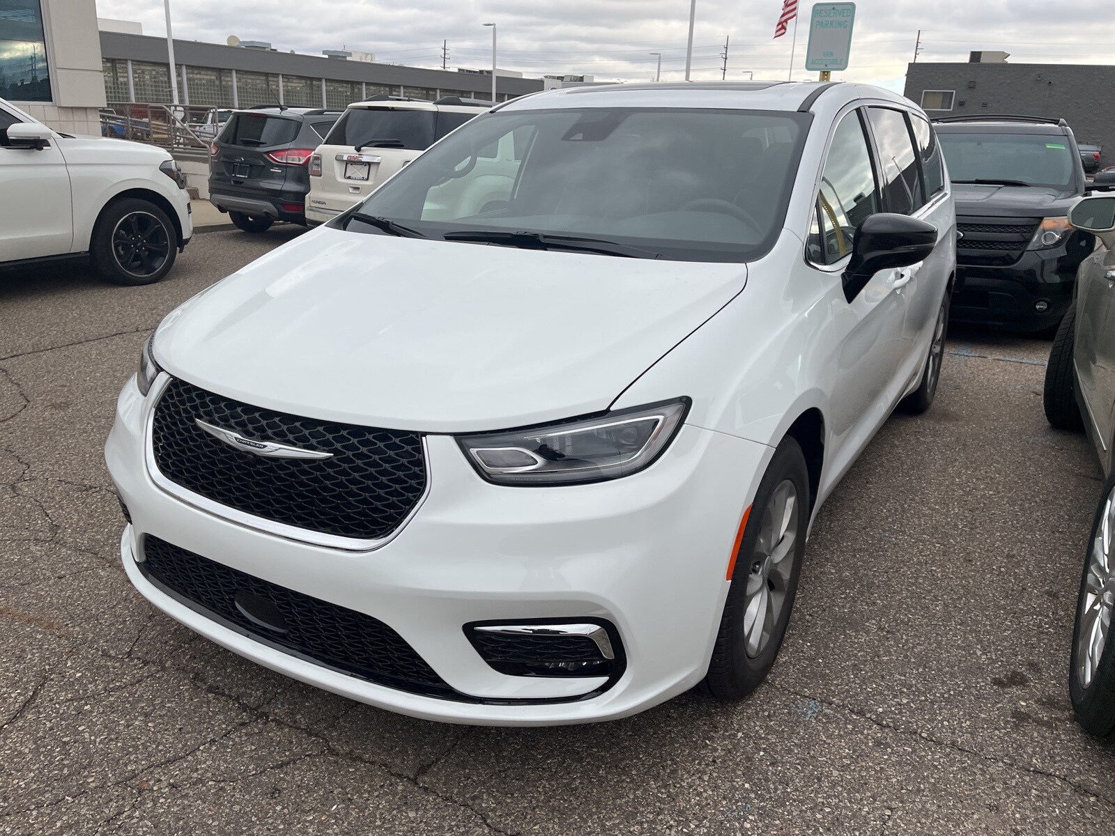 2026 Chrysler Pacifica Limited photo 3