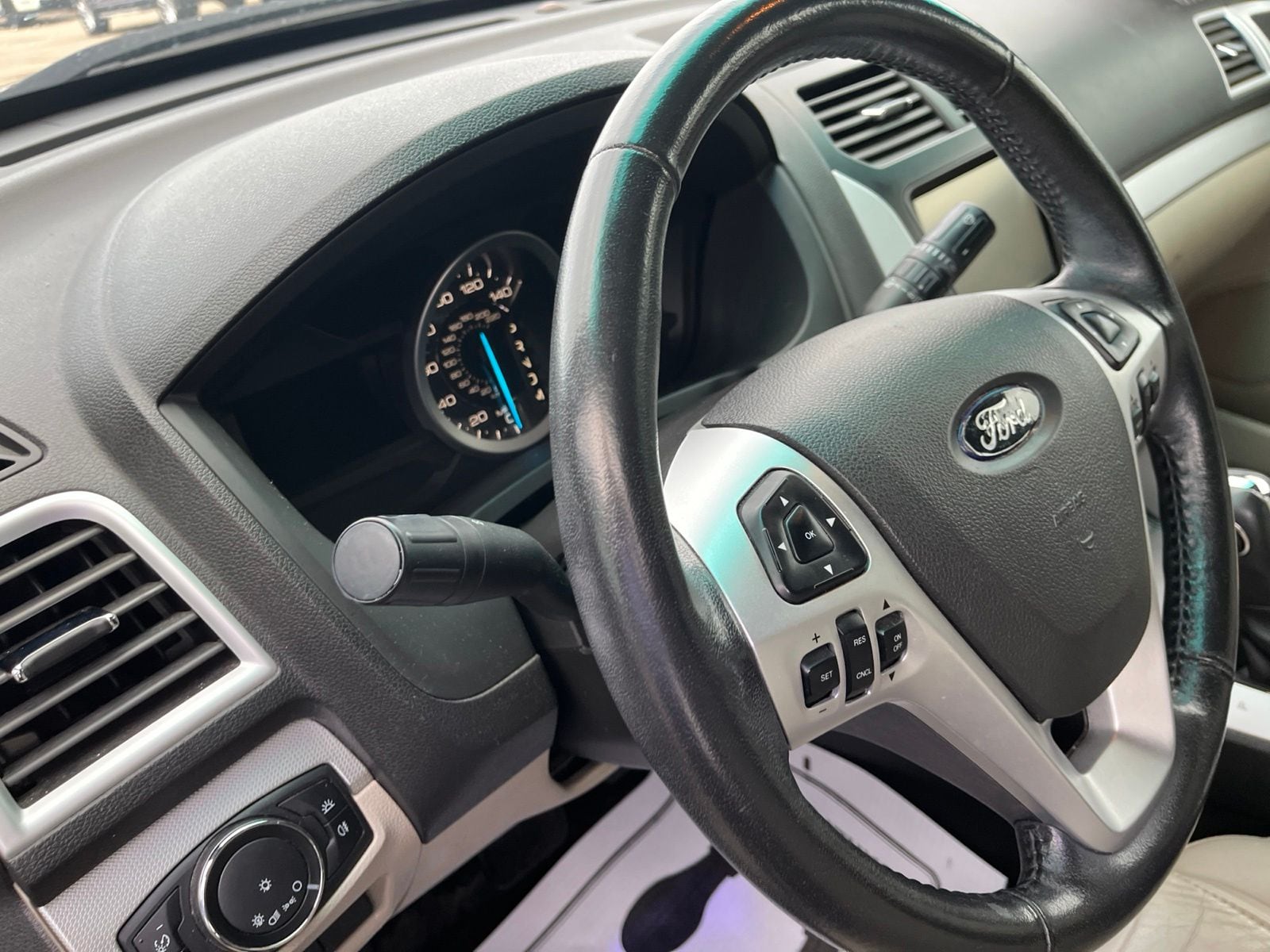 Thumbnail: 2015 Ford Explorer - 30