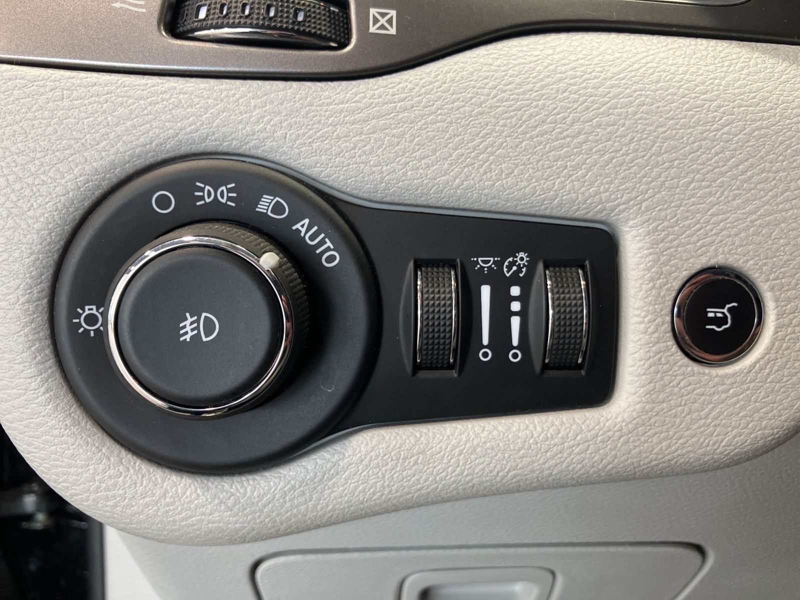 Thumbnail: 2019 Jeep Cherokee - 14