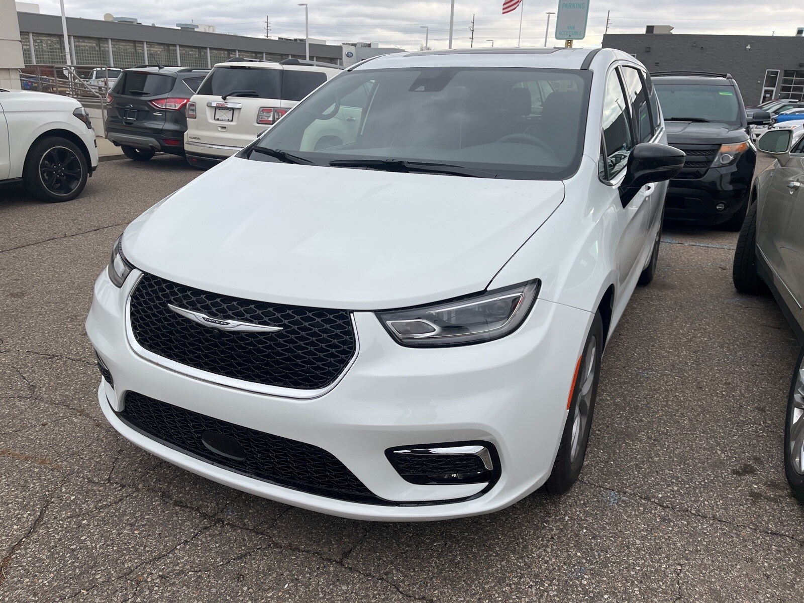 2026 Chrysler Pacifica Limited photo 4