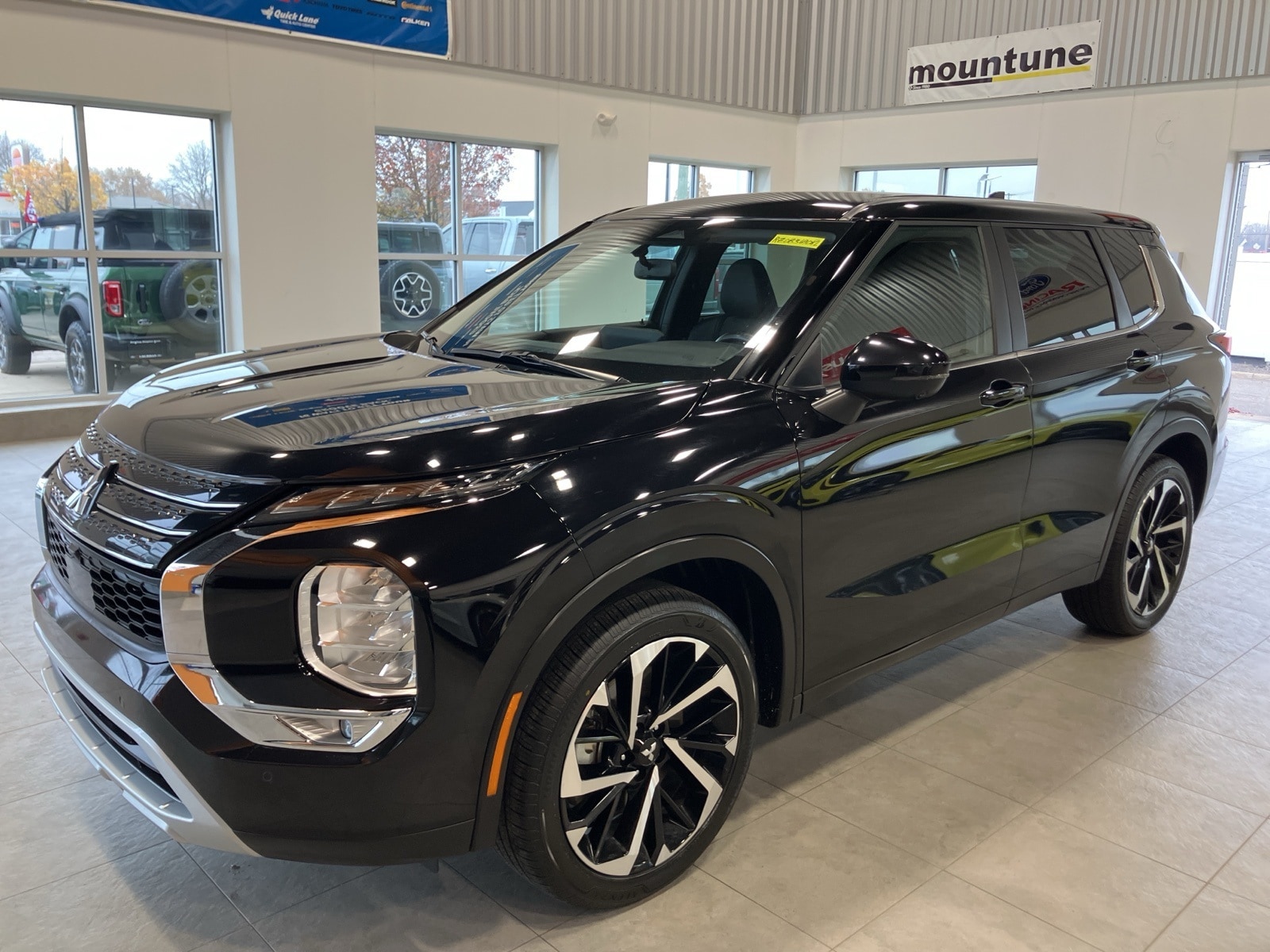 2024 Mitsubishi Outlander SE's photo