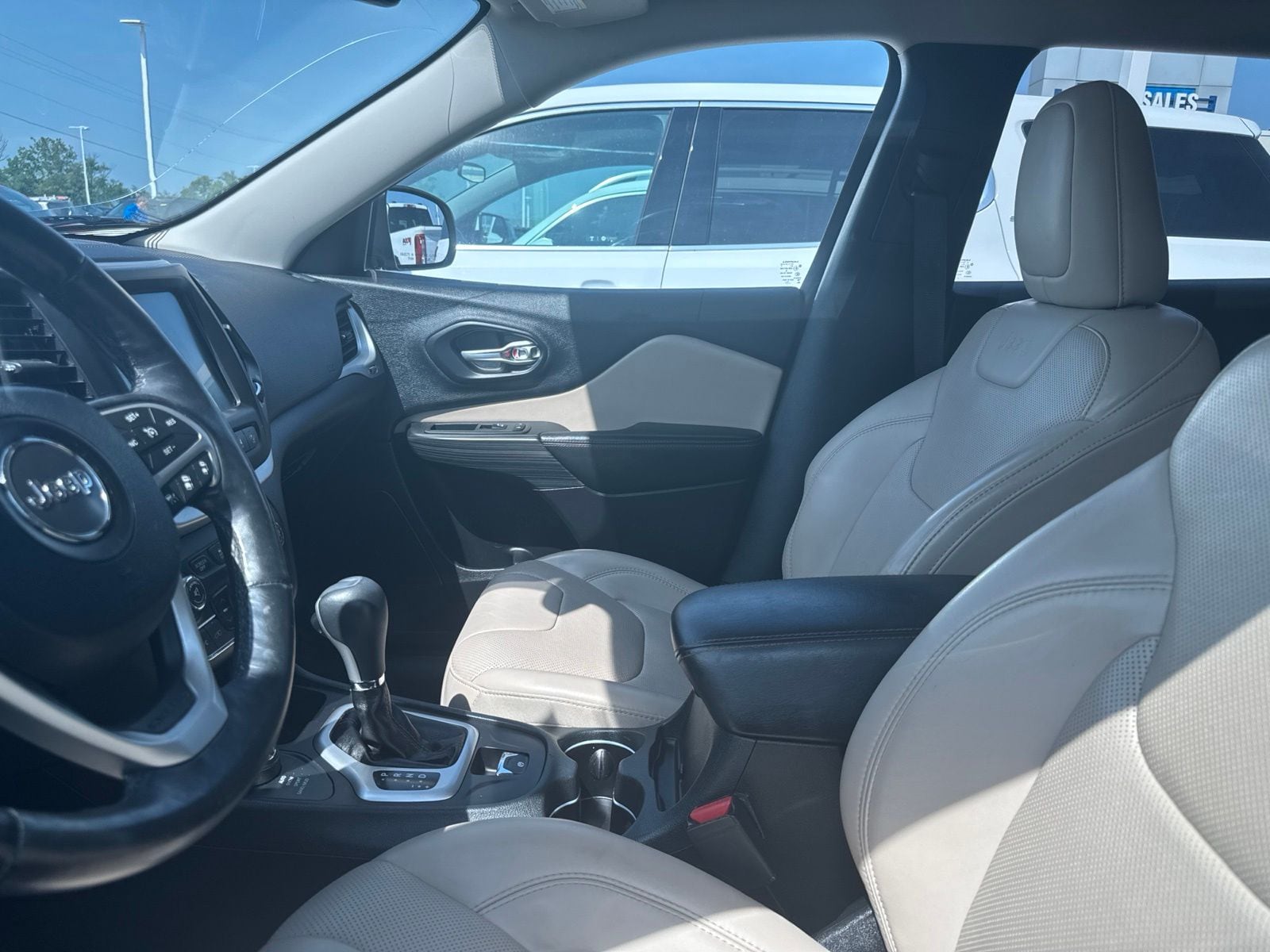 Thumbnail: 2016 Jeep Cherokee - 32