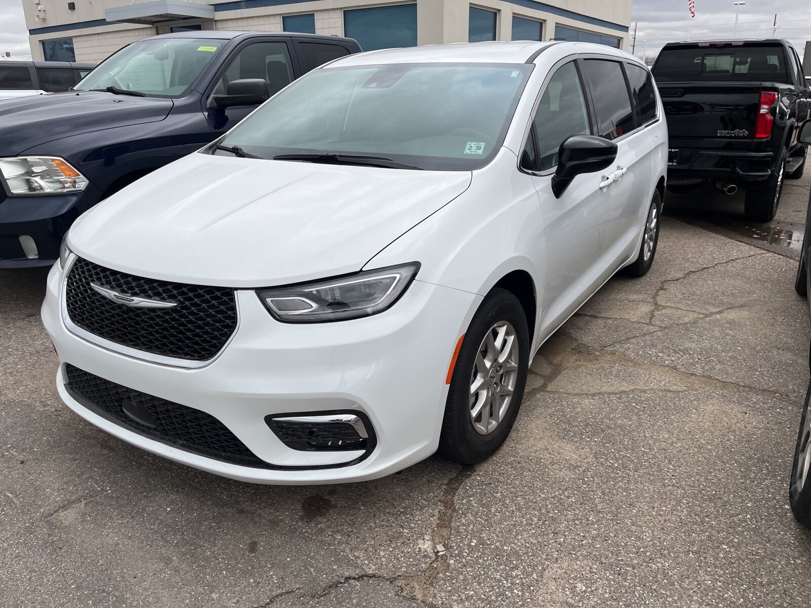 2025 Chrysler Pacifica photo 2