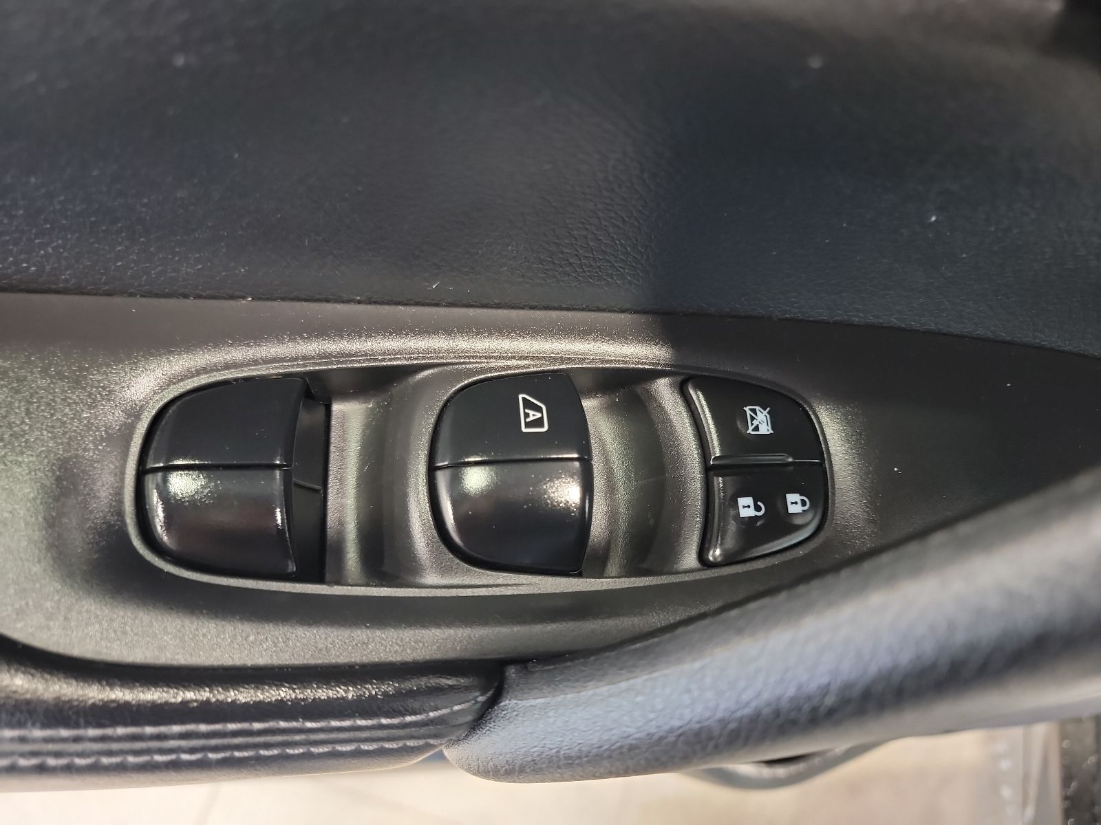 Thumbnail: 2019 Nissan Rogue - 14