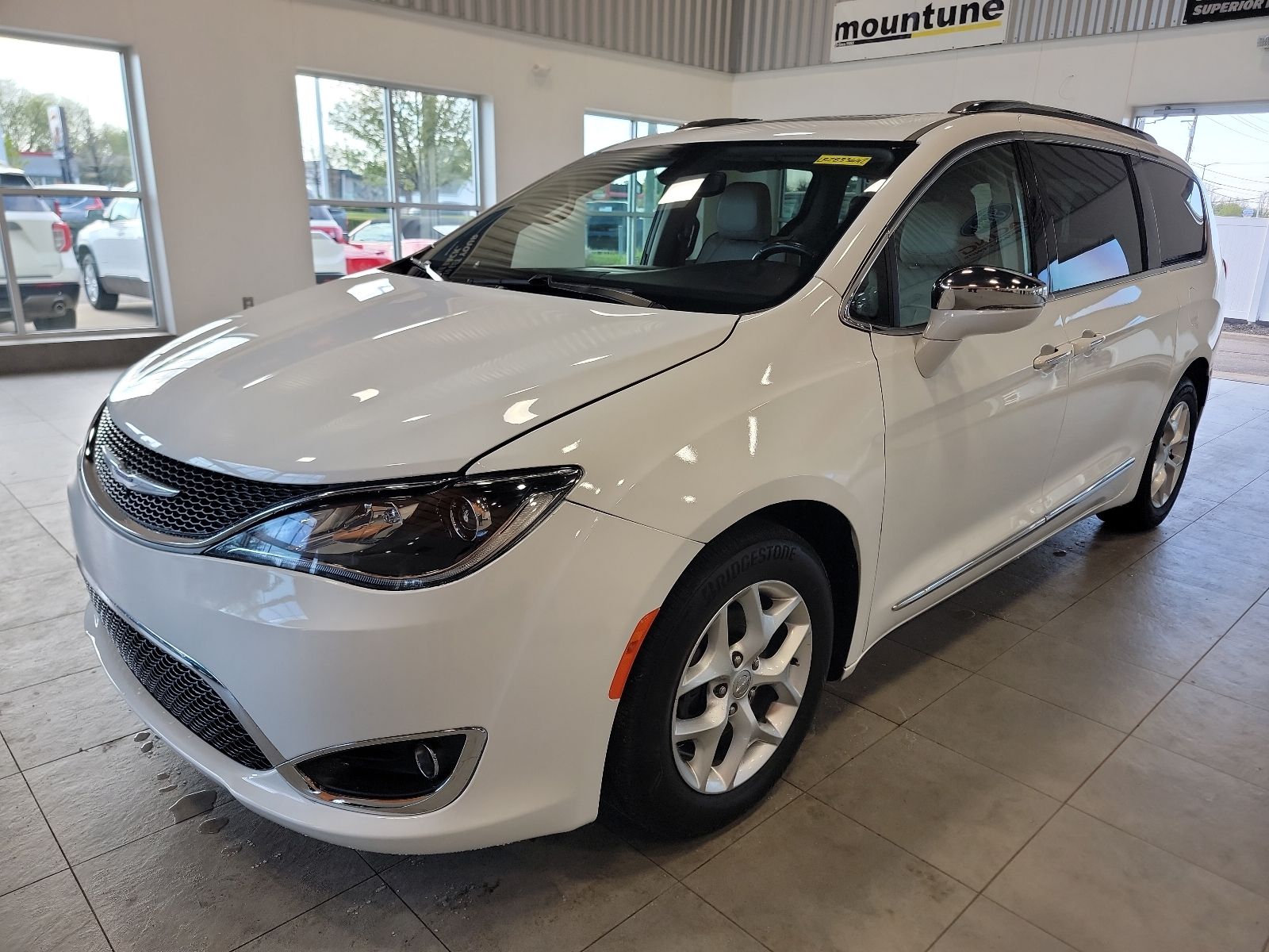 2020 Chrysler Pacifica Limited's photo