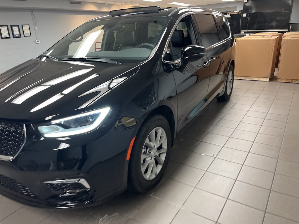 Used 2026 Chrysler Pacifica Limited Minivan/Van