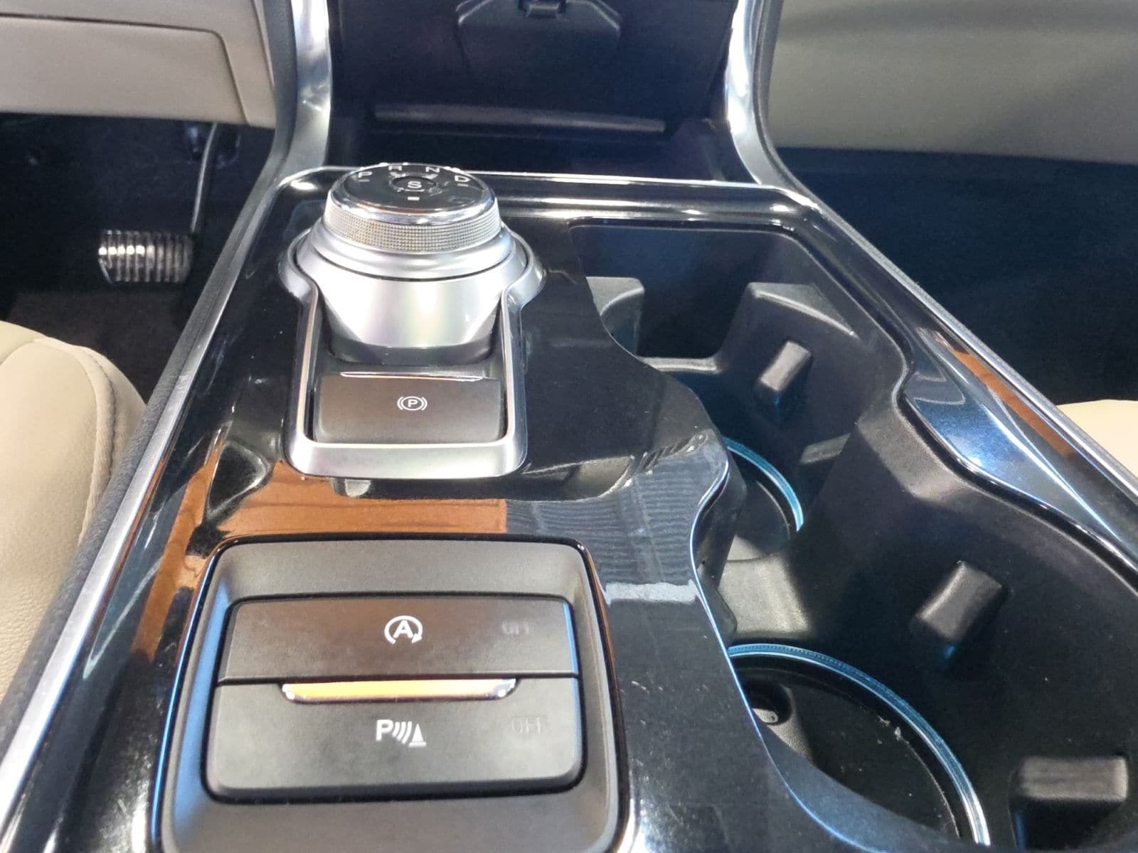 Thumbnail: 2020 Ford Edge - 24