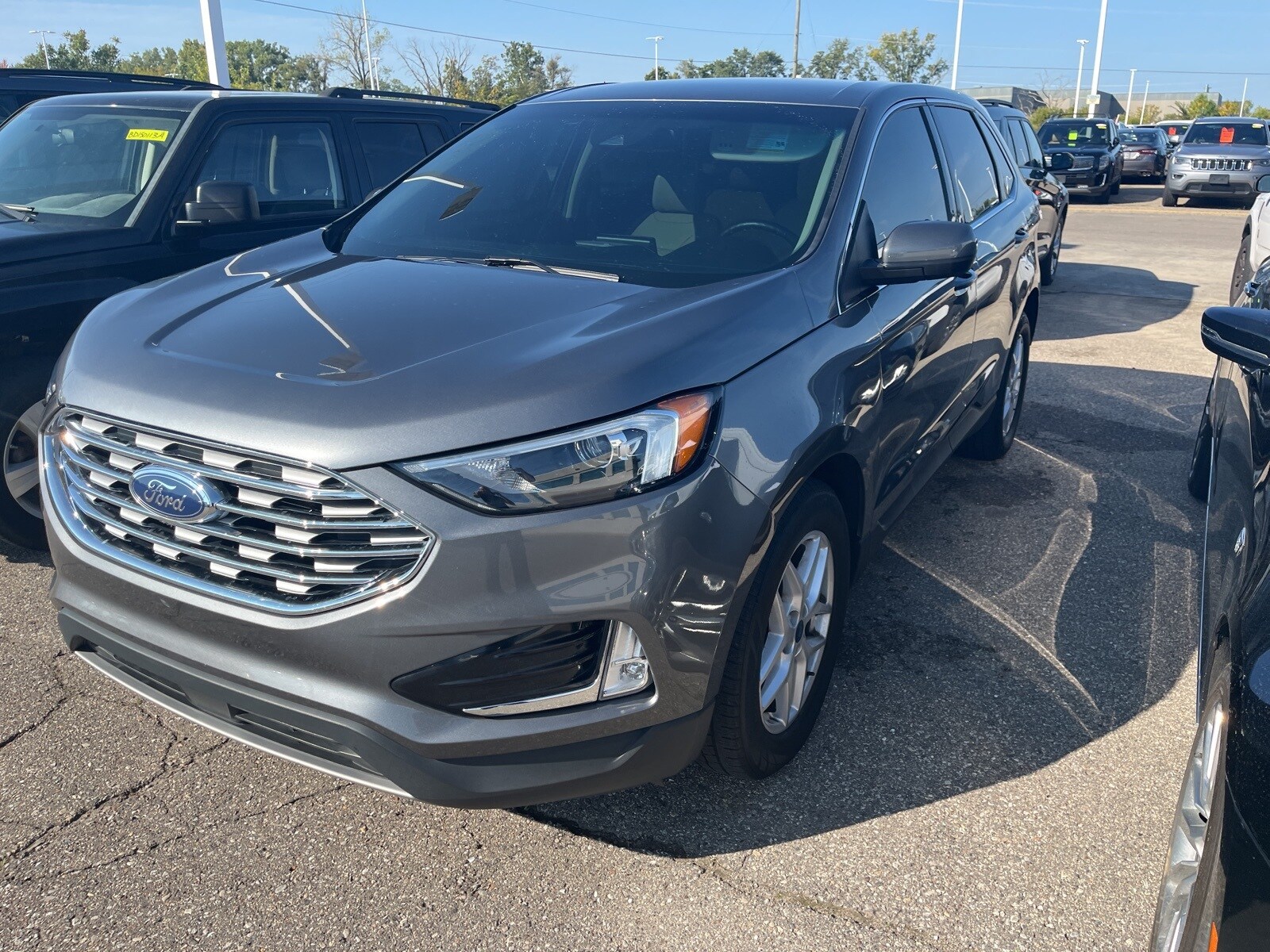 2022 Ford Edge SEL photo 2