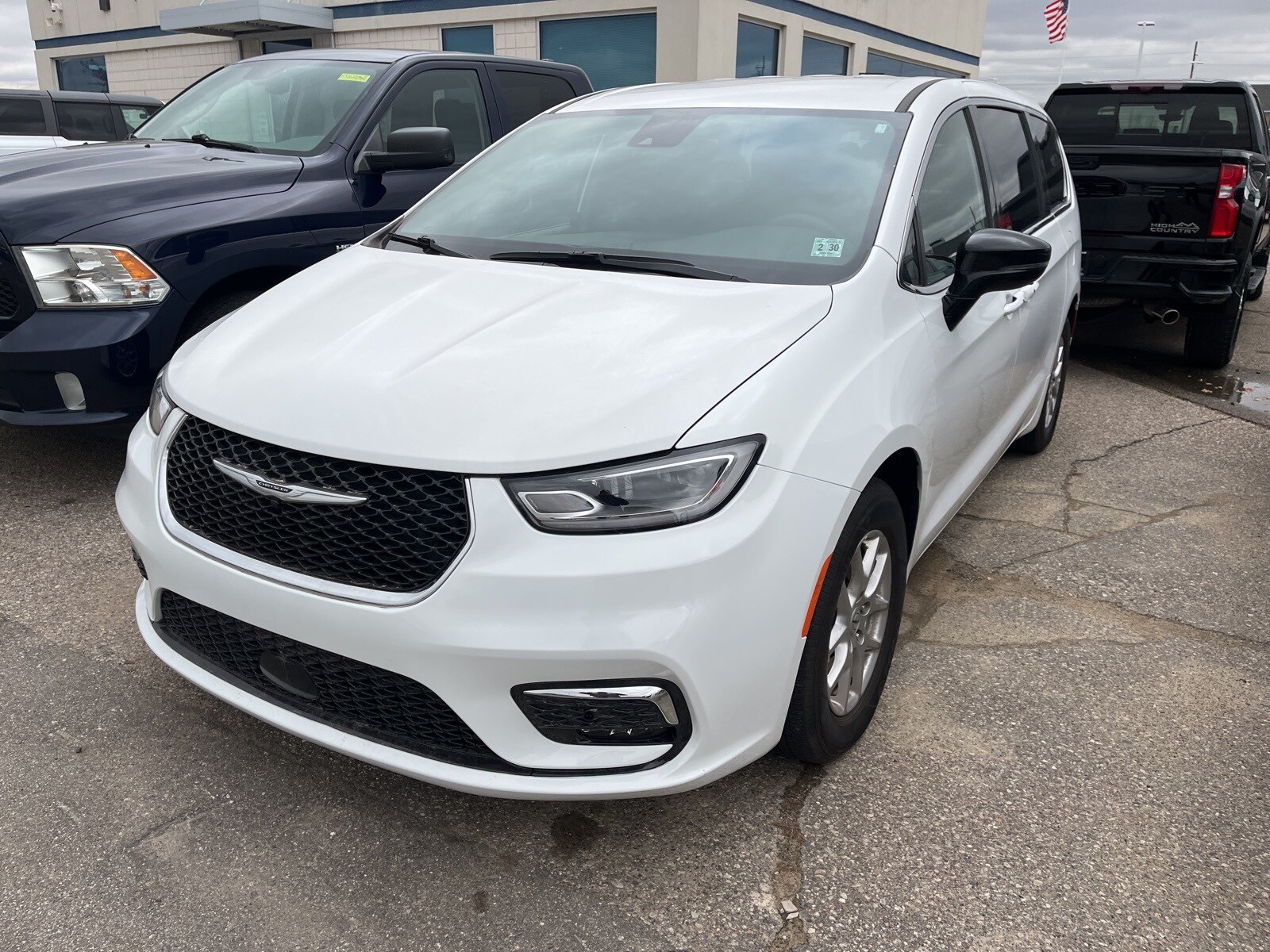 2025 Chrysler Pacifica photo 3