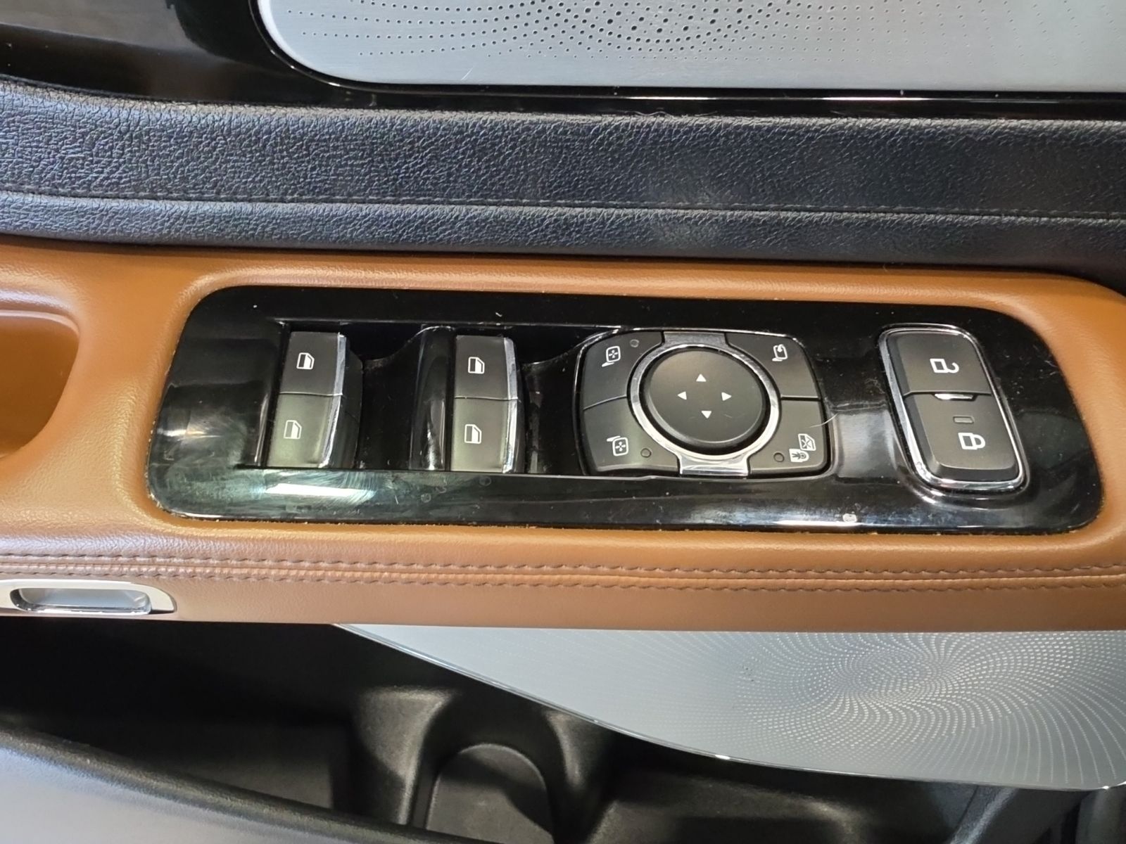 Thumbnail: 2020 Lincoln Aviator - 19