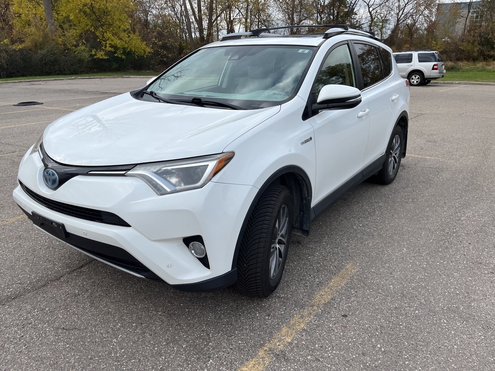 2017 Toyota RAV4 Hybrid XLE photo 4