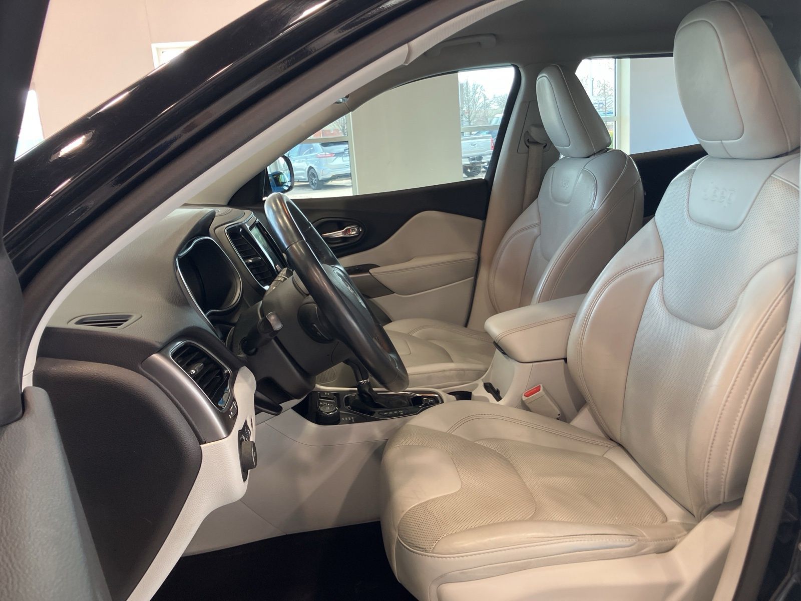 Thumbnail: 2019 Jeep Cherokee - 10