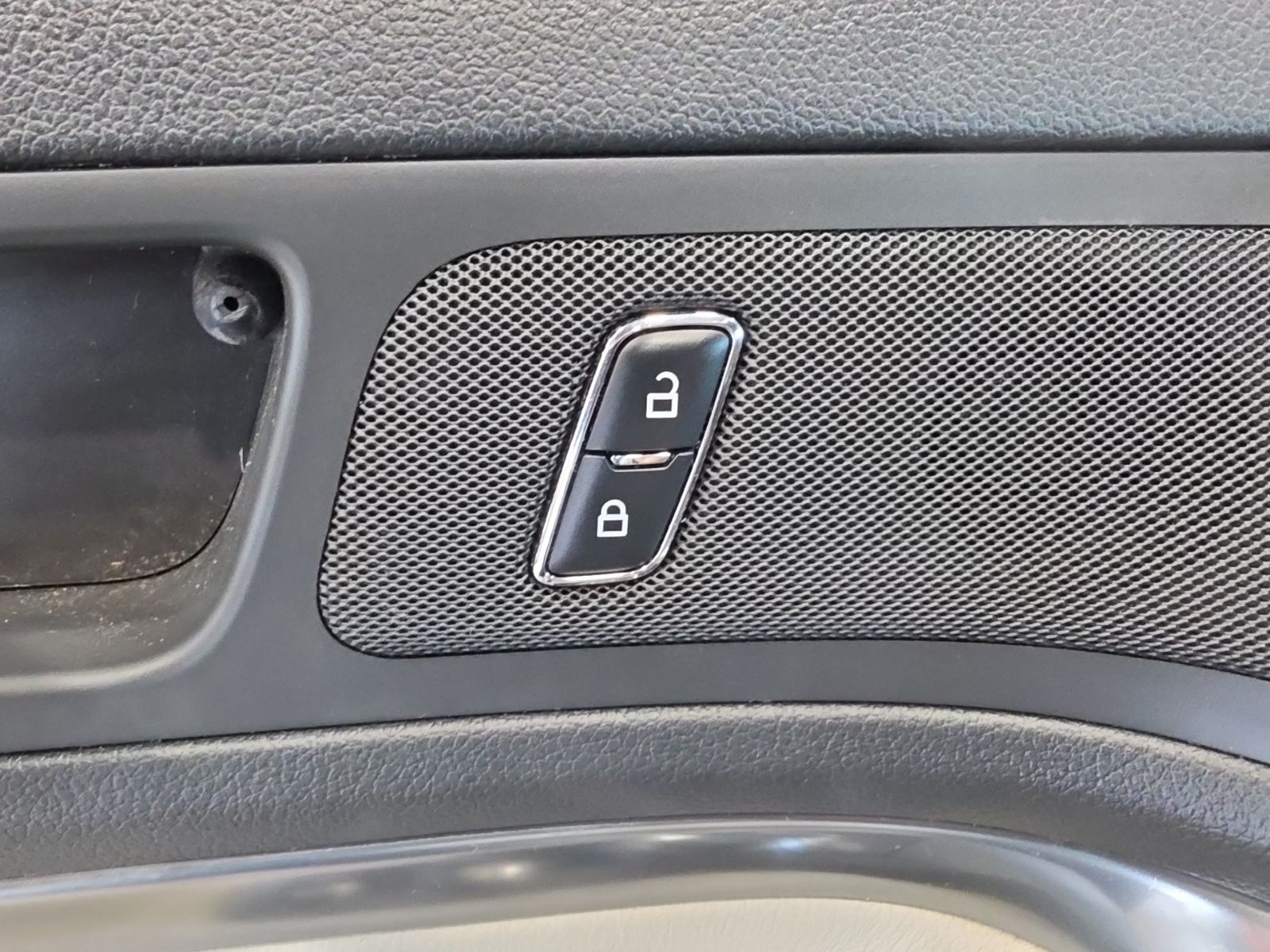 Thumbnail: 2015 Ford Explorer - 17