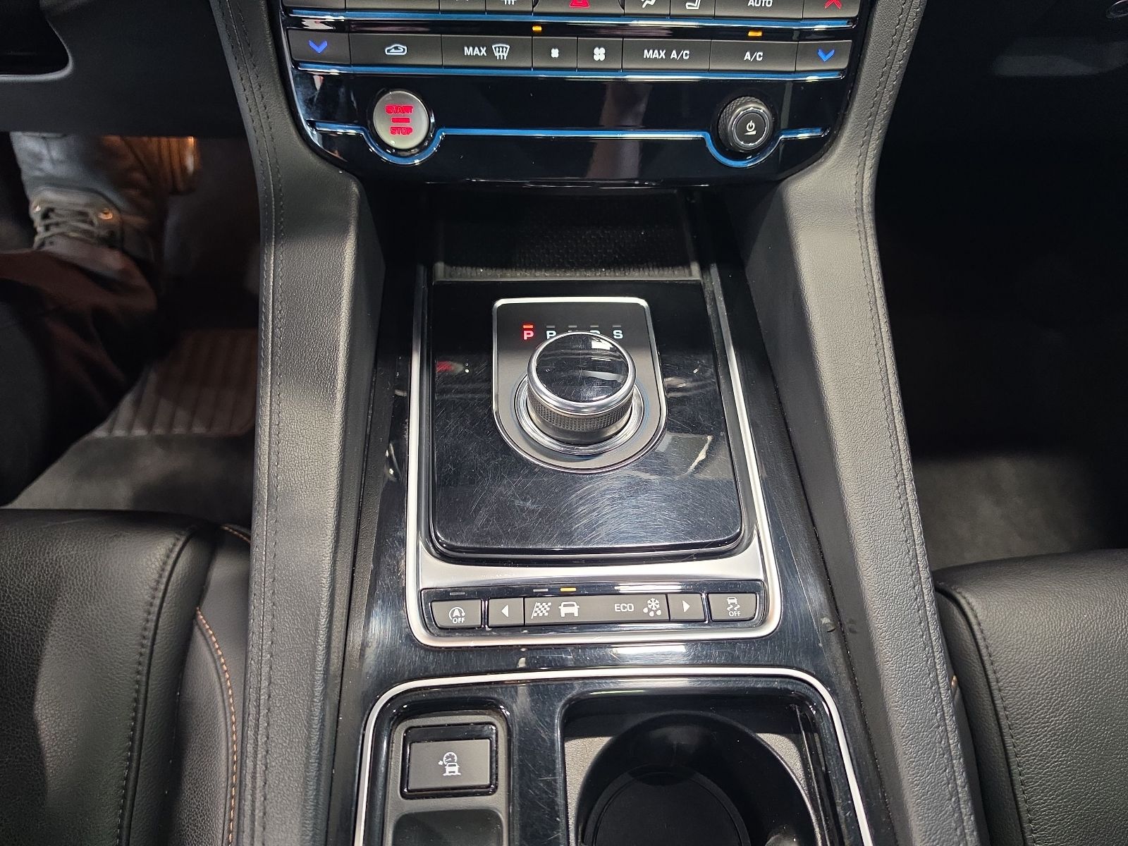 Thumbnail: 2019 Jaguar F-Pace - 28