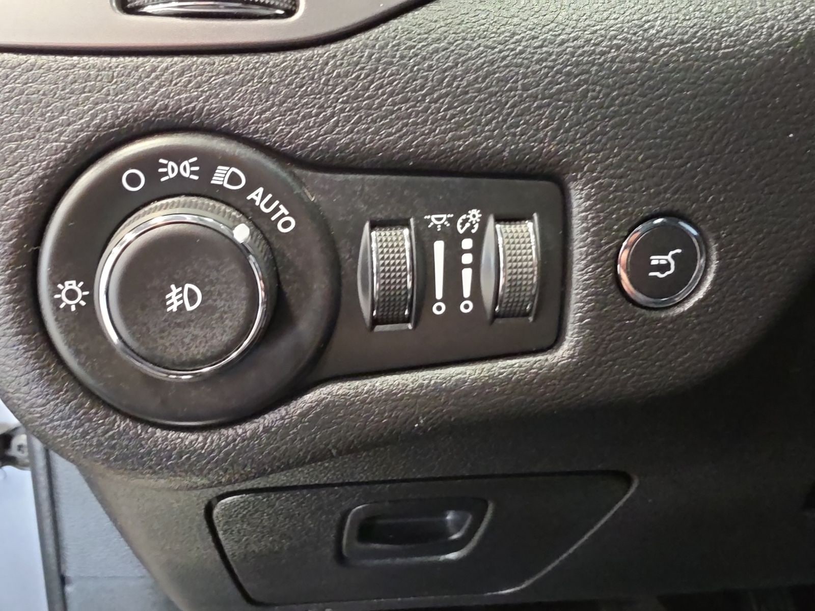 Thumbnail: 2020 Jeep Cherokee - 18