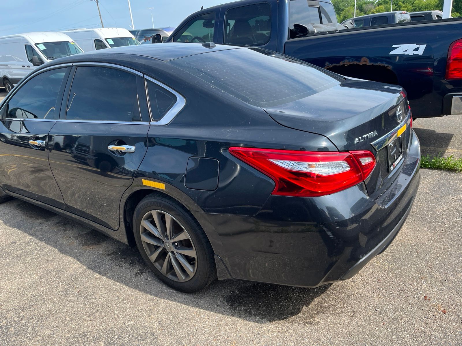 Thumbnail: 2017 Nissan Altima - 9
