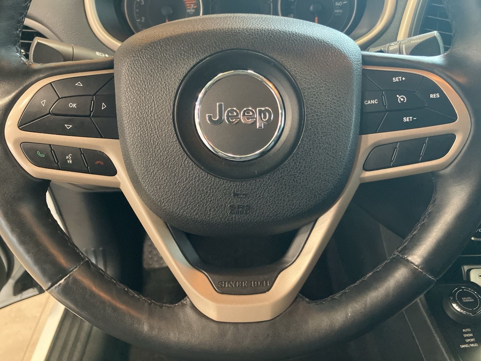 Thumbnail: 2017 Jeep Cherokee - 14