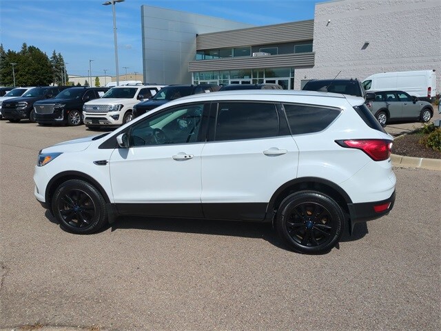 Used 2019 Ford Escape SE with VIN 1FMCU9GD4KUB87507 for sale in Waterford, MI