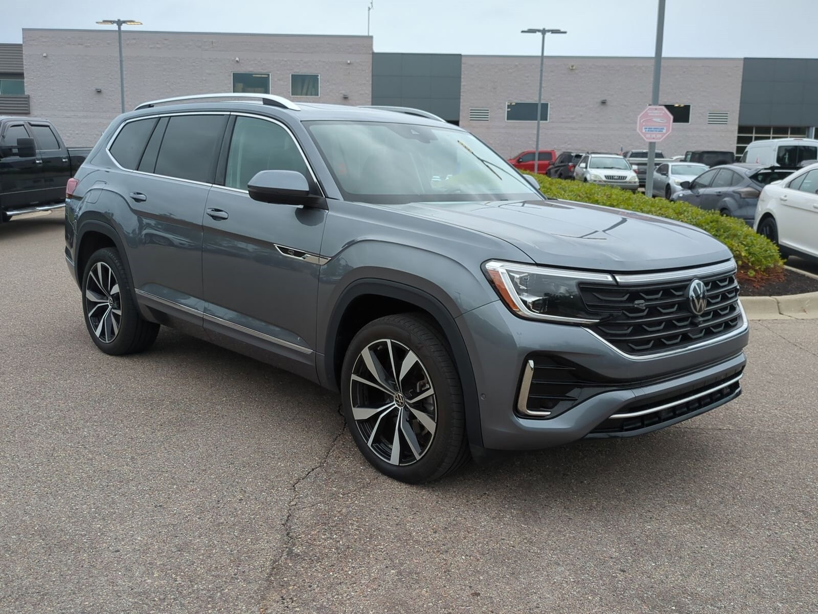2024 Volkswagen Atlas SEL Premium R-Line photo 2
