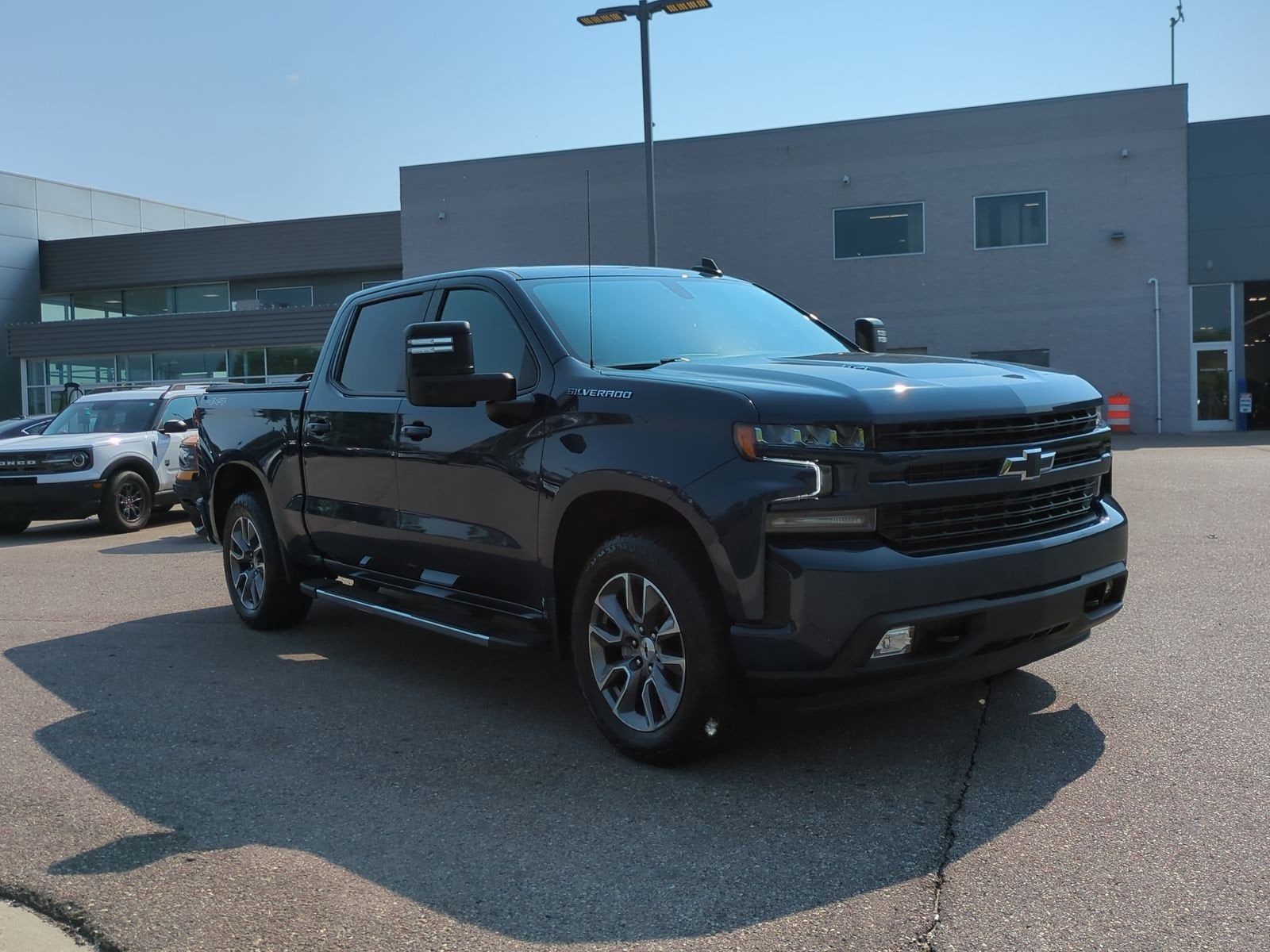 Used 2021 Chevrolet Silverado 1500 RST with VIN 1GCUYEEL7MZ250962 for sale in Waterford, MI