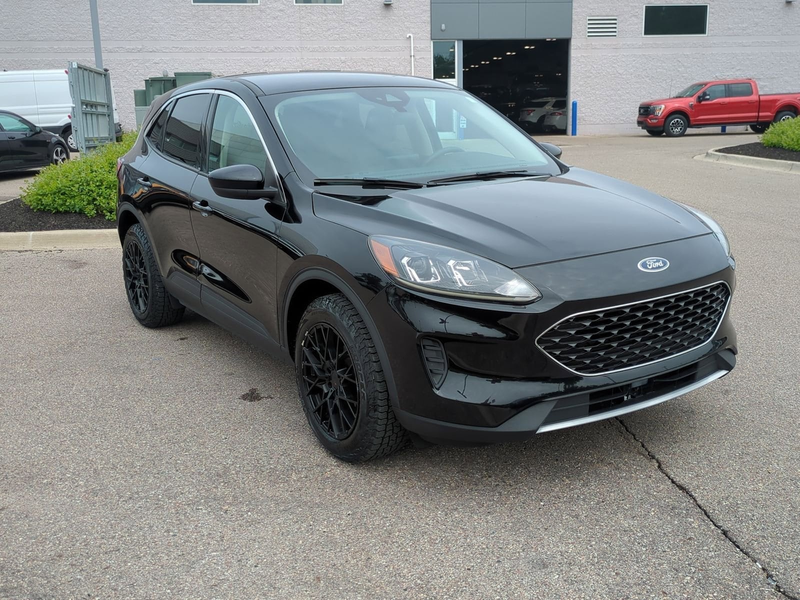 Used 2020 Ford Escape SE with VIN 1FMCU9G6XLUA30034 for sale in Waterford, MI