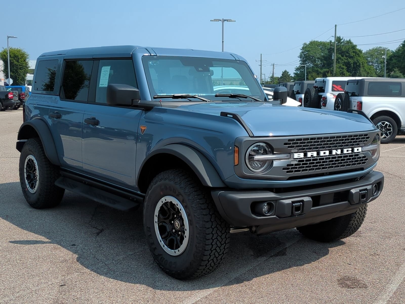 2025 Ford Bronco Badlands photo 2