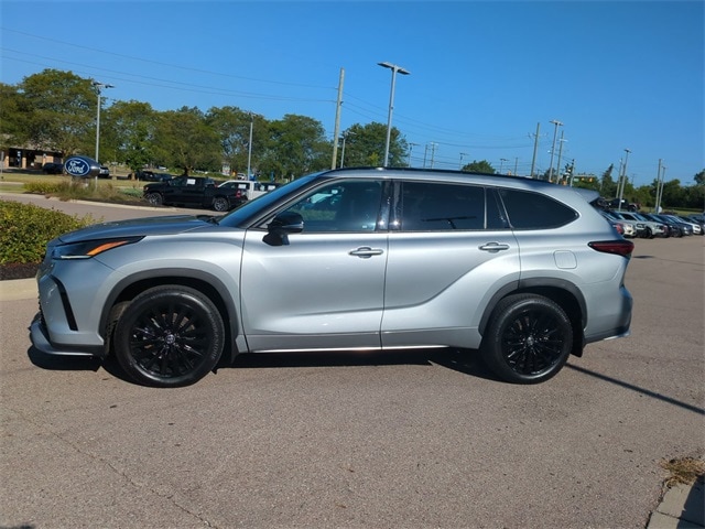 Used 2023 Toyota Highlander L with VIN 5TDKDRBHXPS006755 for sale in Waterford, MI