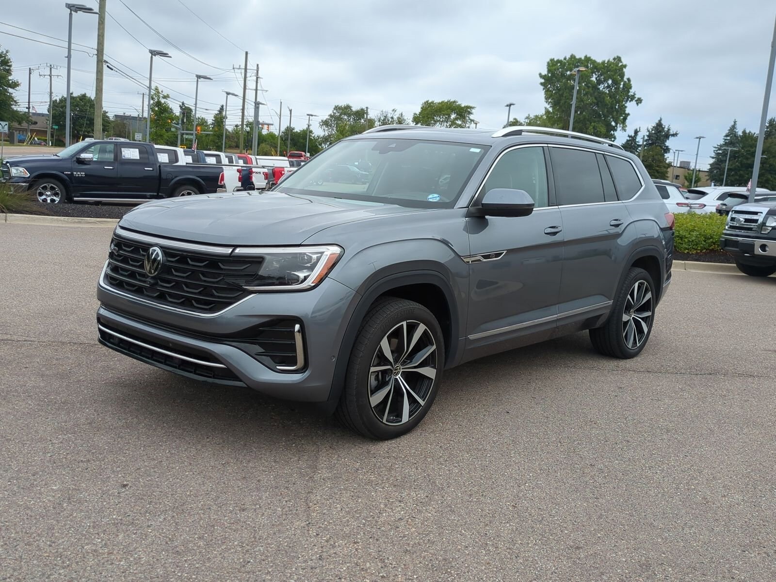 2024 Volkswagen Atlas SEL Premium R-Line photo 4