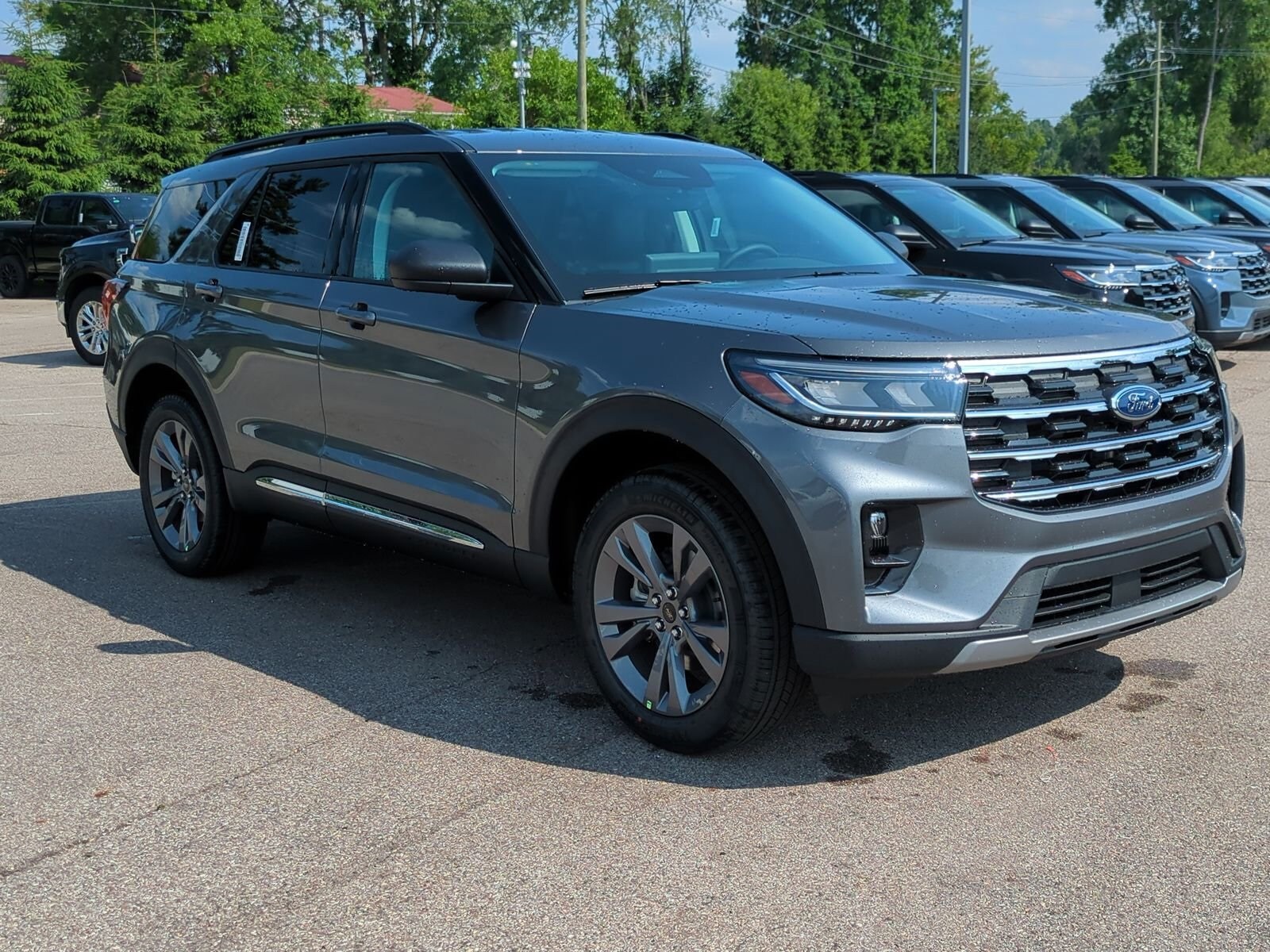 2025 Ford Explorer photo 2